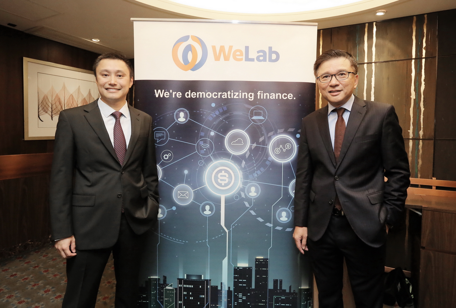 WeLab資深顧問陳家強（右一）表示，大灣區對金融科技公司具戰略意義，香港及深圳分別有金融及科技人才；旁為龍沛智。 （黃勁璋攝）