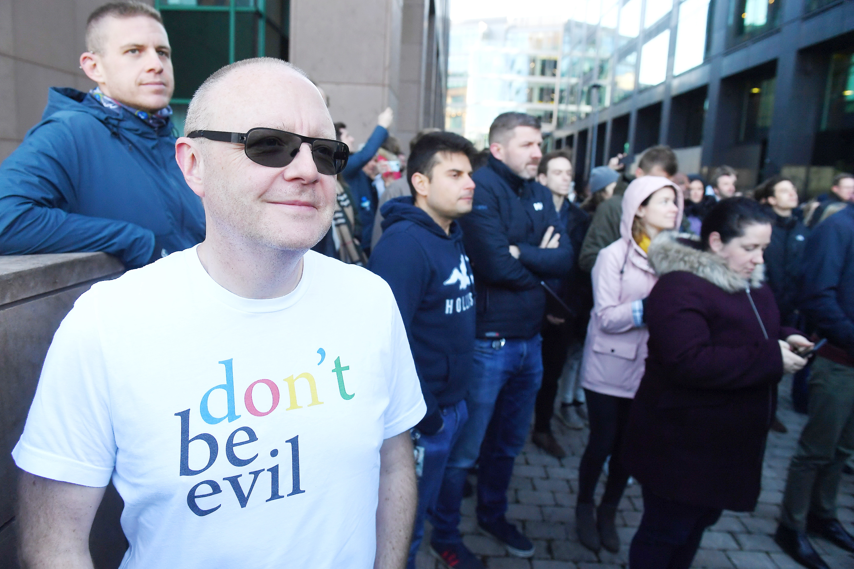 愛爾蘭都柏林Google職員在辦公大樓外遊行抗議。（路透圖片）