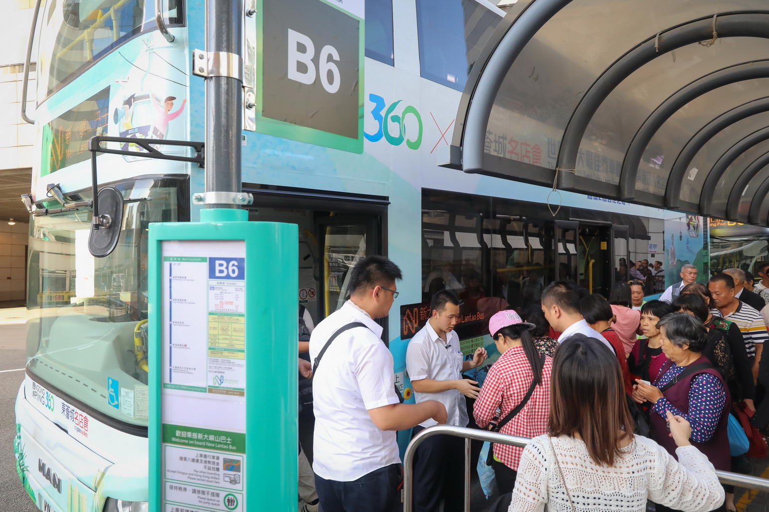 針對大量人流湧到東涌，現時除了B6接駁路線外，再加開B5路線，把旅客直接載到欣澳站。（中新社圖片）