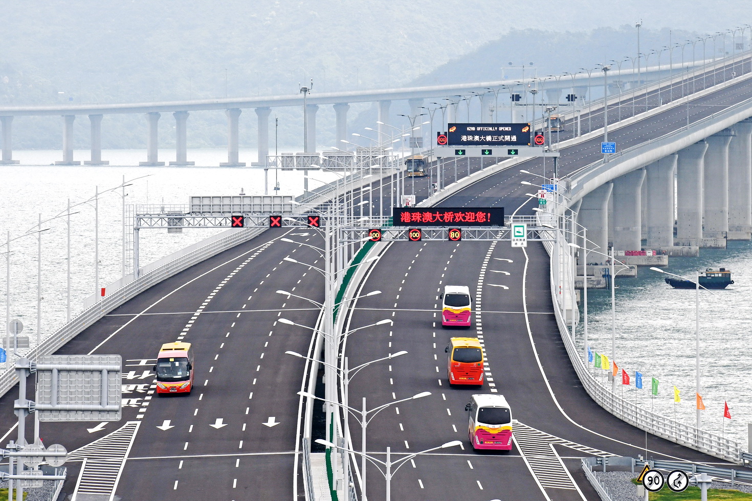 上個月港珠澳大橋通車後，促進了三地的旅客人流。（新華社圖片）