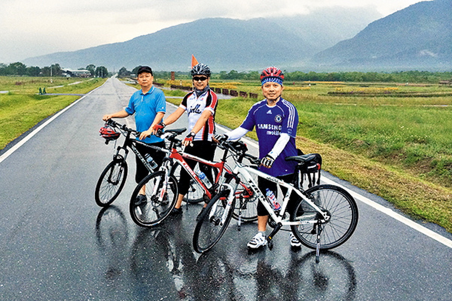 劉小鷹（右）熱愛騎單車，尤其集體騎行。2013年他50歲生辰翌日，便以台灣環島騎乘作為紀念。
