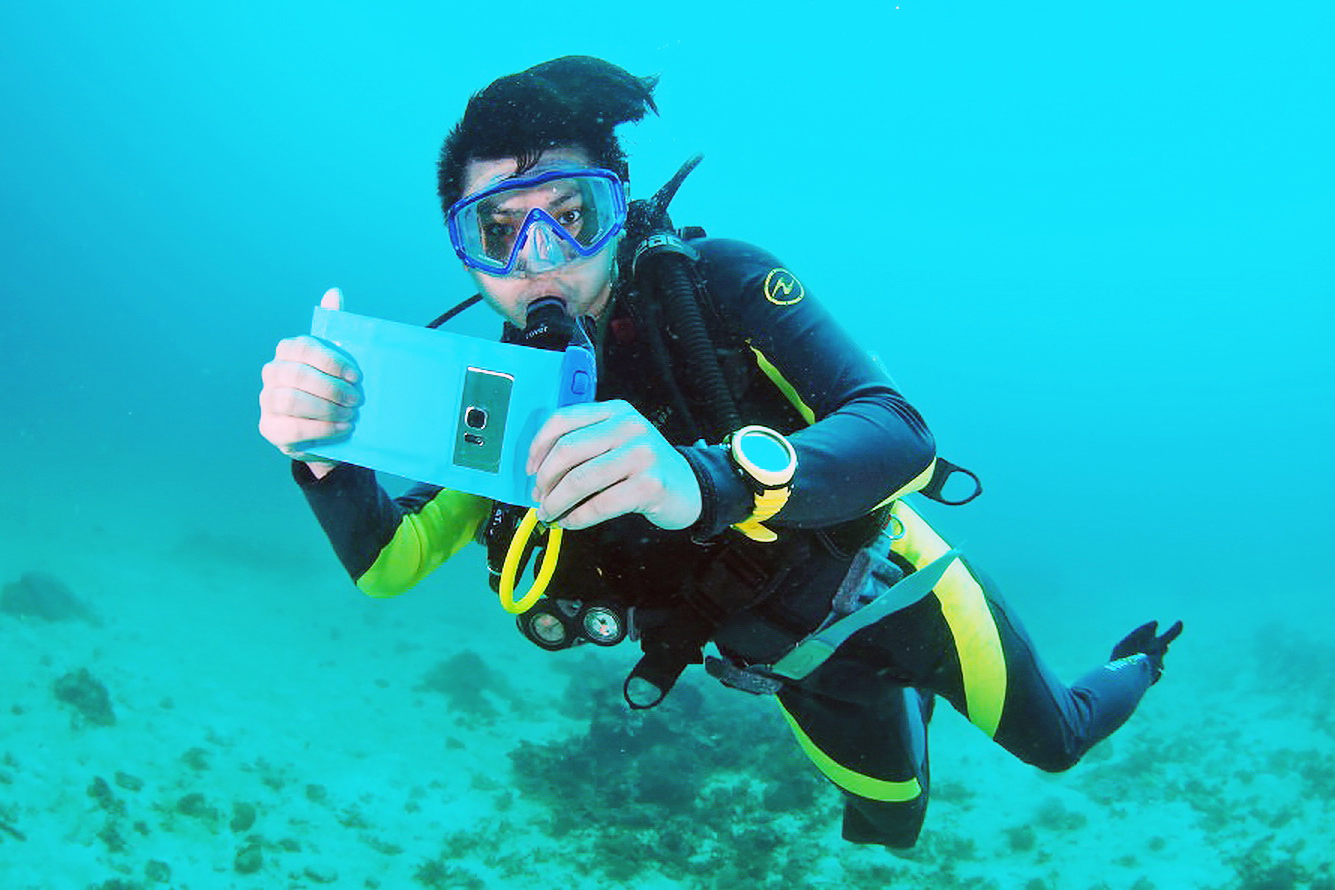 只要把手機放入智能潛水袋，就能輕便地邊潛水邊拍照。（Air Button網上圖片）