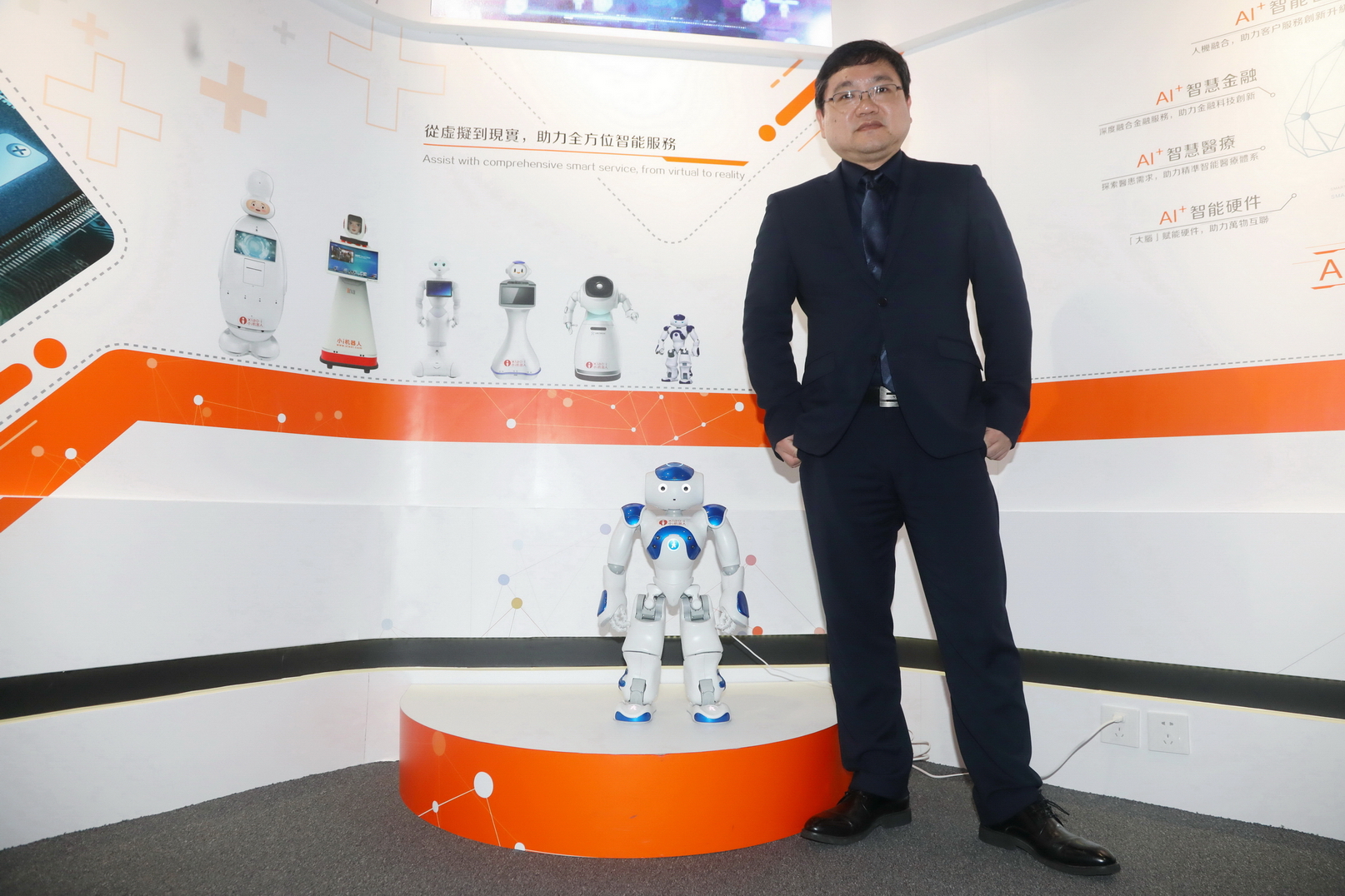 朱頻頻說，目前小i機器人已為內地部分省市的政府部門提供公眾查詢服務。（何澤攝）