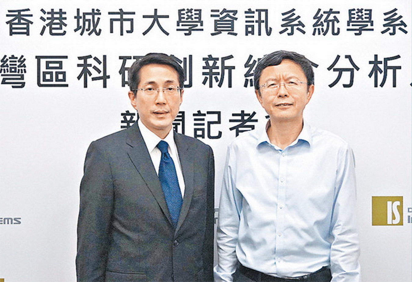 馬建（右）表示，內地用高額資助挽留科研人才，香港亦不可忽視銀彈政策；左為數碼港財務總監李國銘。