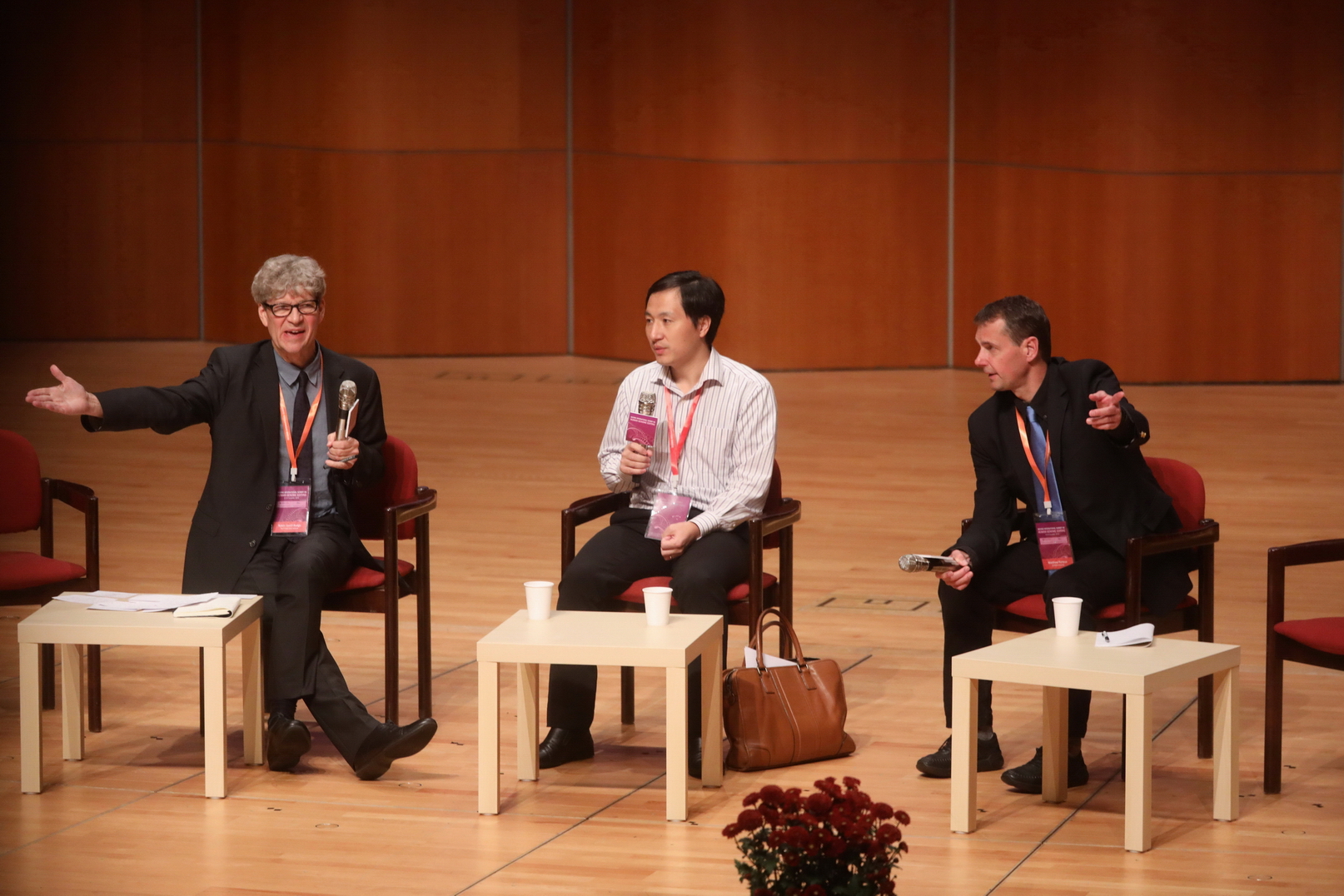 內地科學家賀建奎（中）出席第二屆人類基因組編輯國際峰會，並回答現場觀眾提問。（何澤攝）
