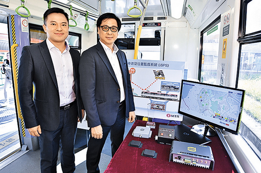 港鐵黃浩樑（左）與張志強（右）示範輕鐵「綜合車速及位置監督系統」的功能。（港鐵圖片）