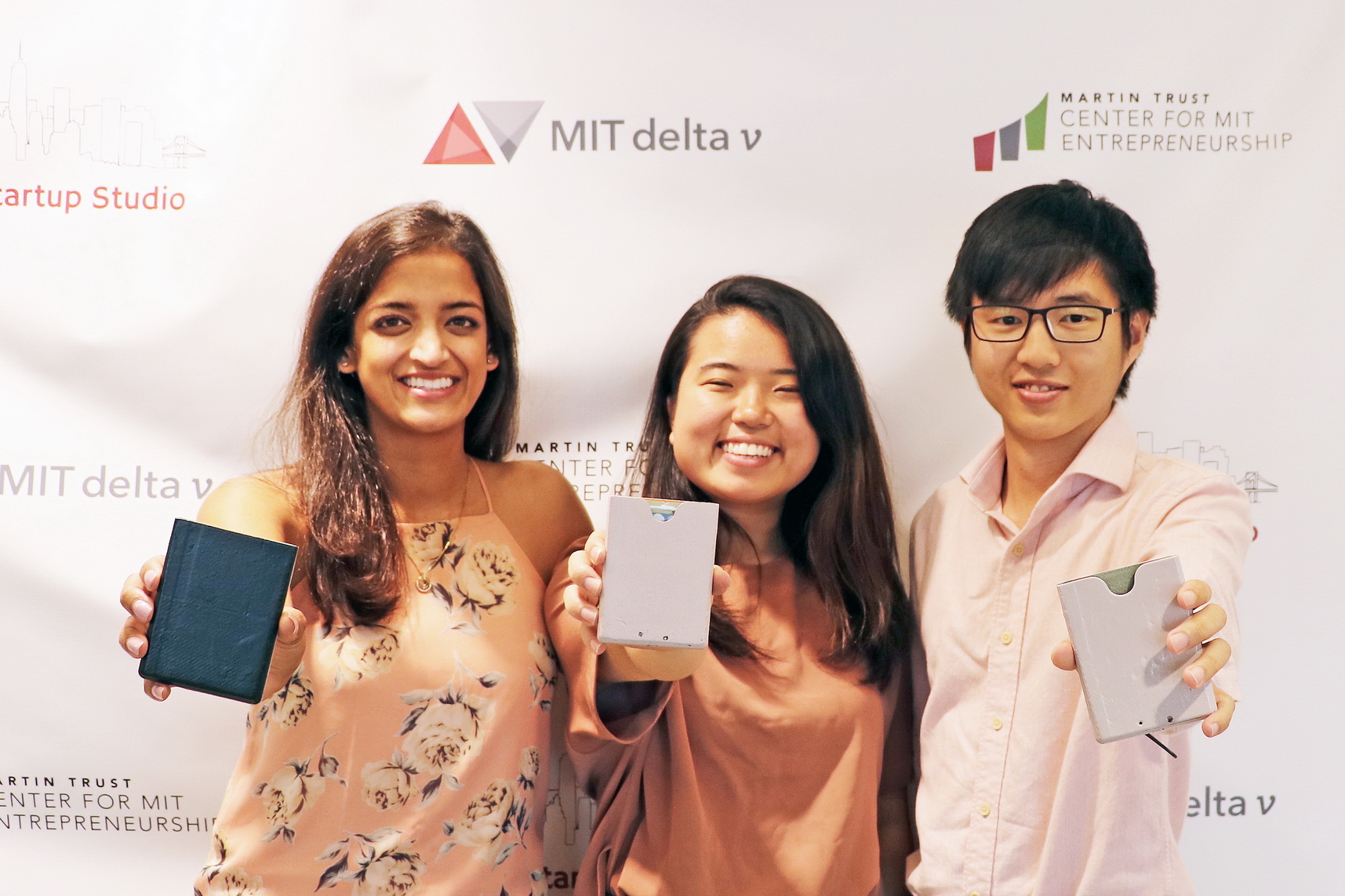 參與MIT與本港8間大學合辦的訓練營後，（左起）Aagya Mathur、Aya Suzuki及Alexis Wong決定共同創業。（相片由受訪者提供）