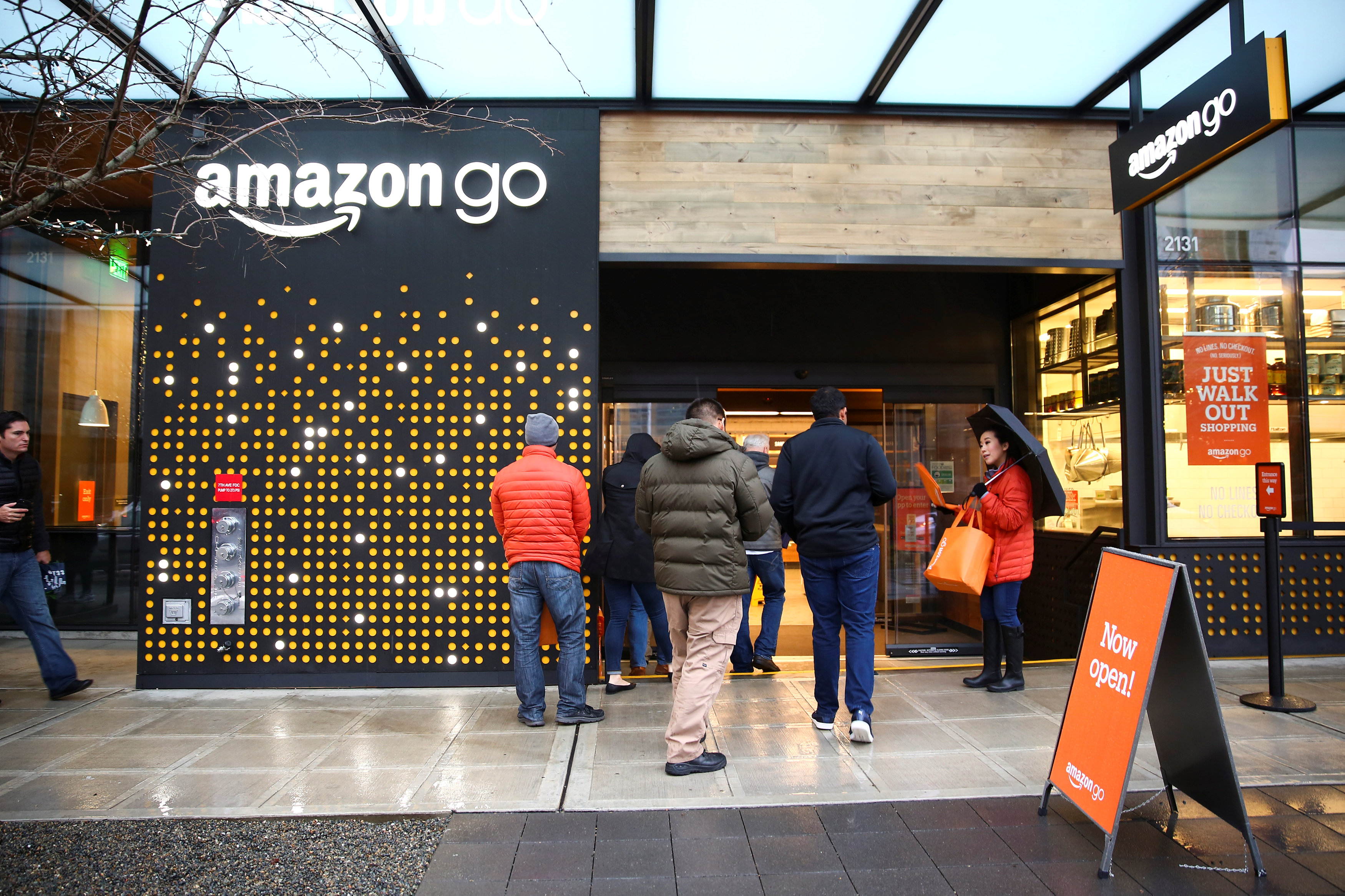 亞馬遜旗下的Amazon Go無人店，限制店內不多於二十位客人。（路透資料圖片）