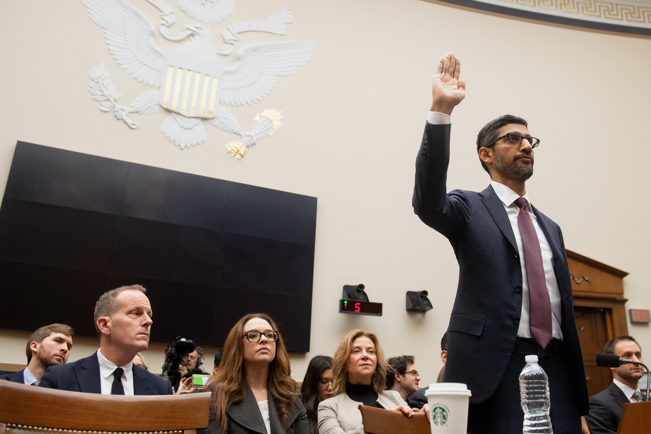 皮采出席美國眾議院司法委員會的聽證會時強調，Google致力維護產品的誠信，並且不帶政治偏見。（法新社圖片）