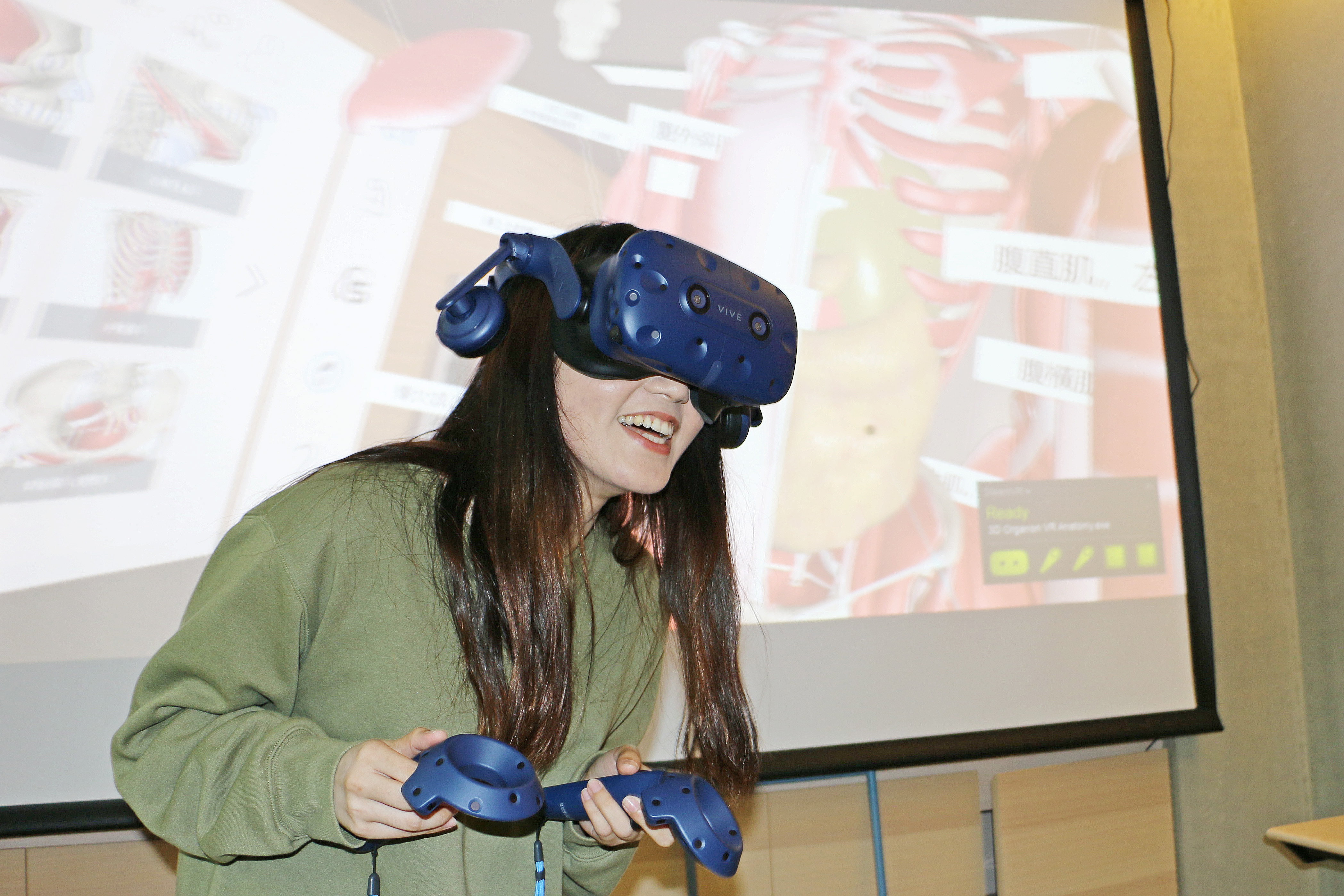 台北醫學大學的醫科生透過虛擬實境學習解剖學，可克服恐懼感。（HTC圖片）