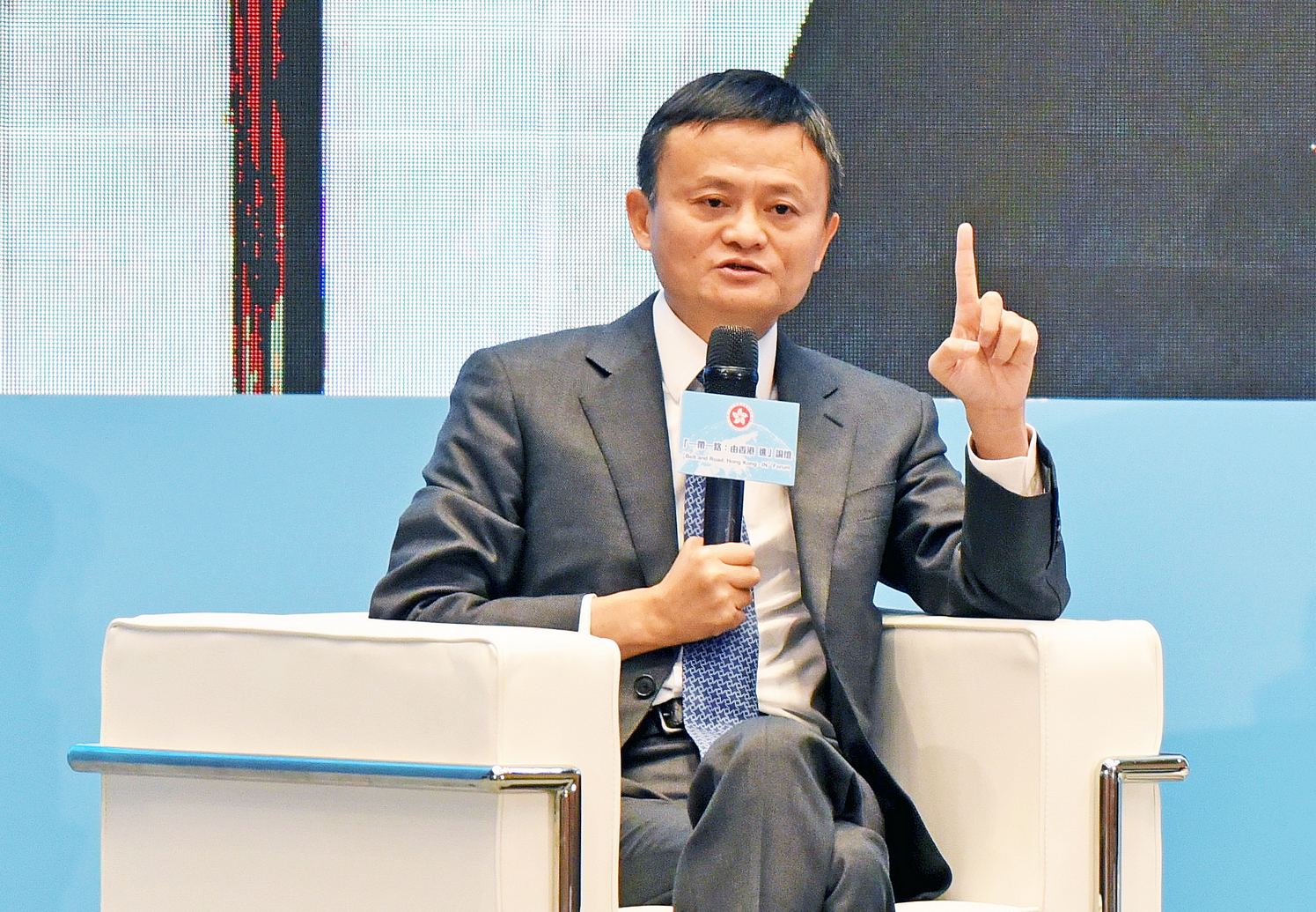 今年「雙十二」當天（本周三），馬雲在港出席「一帶一路」論壇，他提醒香港企業必須「把自己搬到互聯網上去」。（中通社資料圖片）