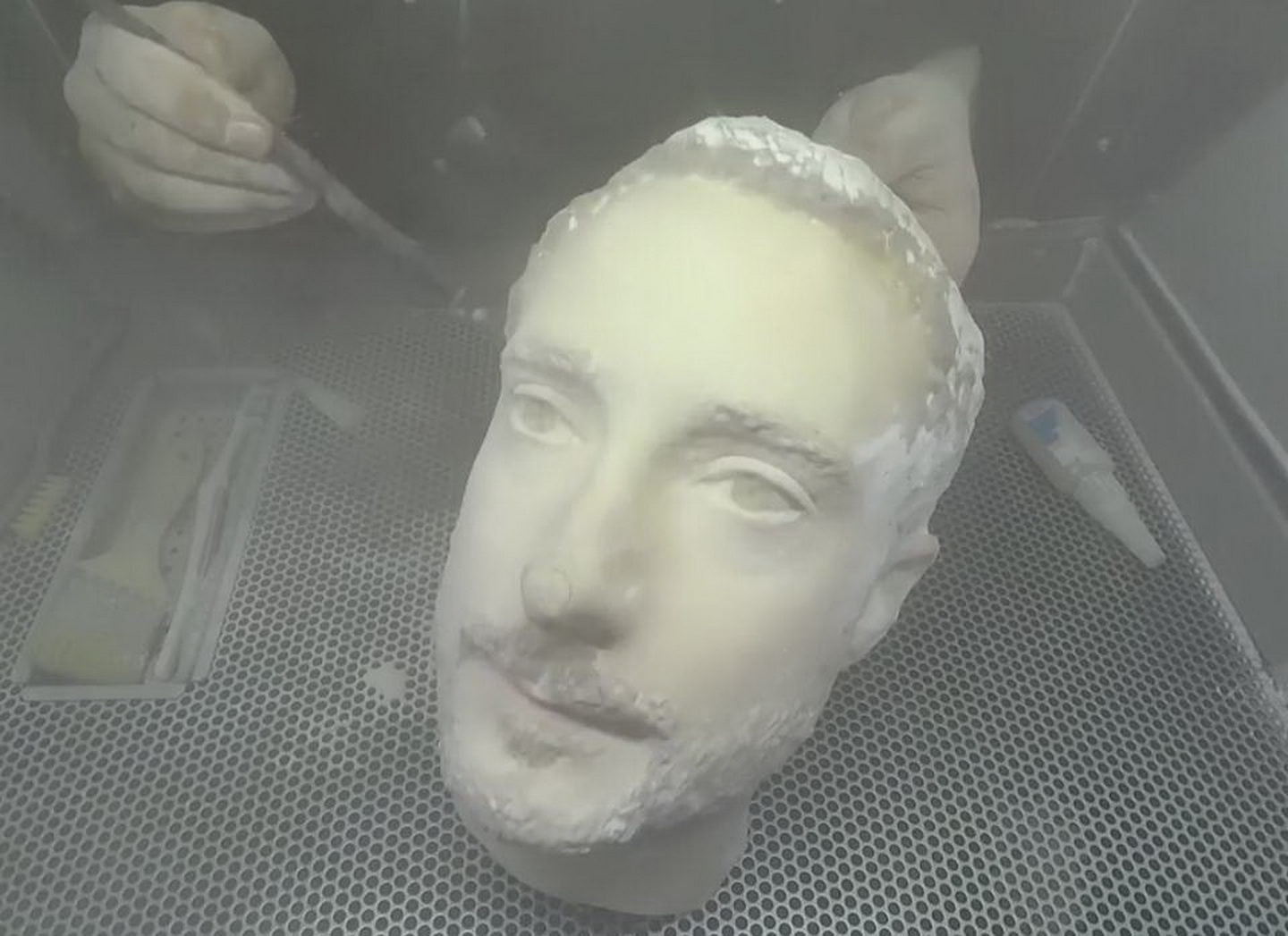 《福布斯》的編輯團隊以300英鎊成本，仿製了一個3D石膏面具。（《福布斯》網頁圖片）