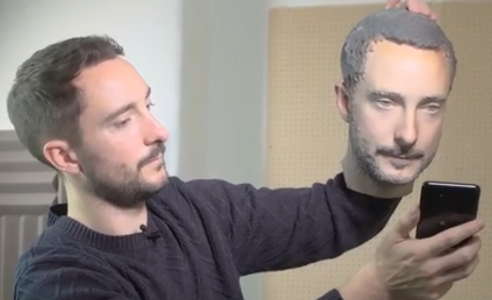 Thomas Brewster以3D打印技術，仿製了一個實物原大面具，成功騙過多部Android手機的解鎖系統。（《福布斯》網頁圖片）