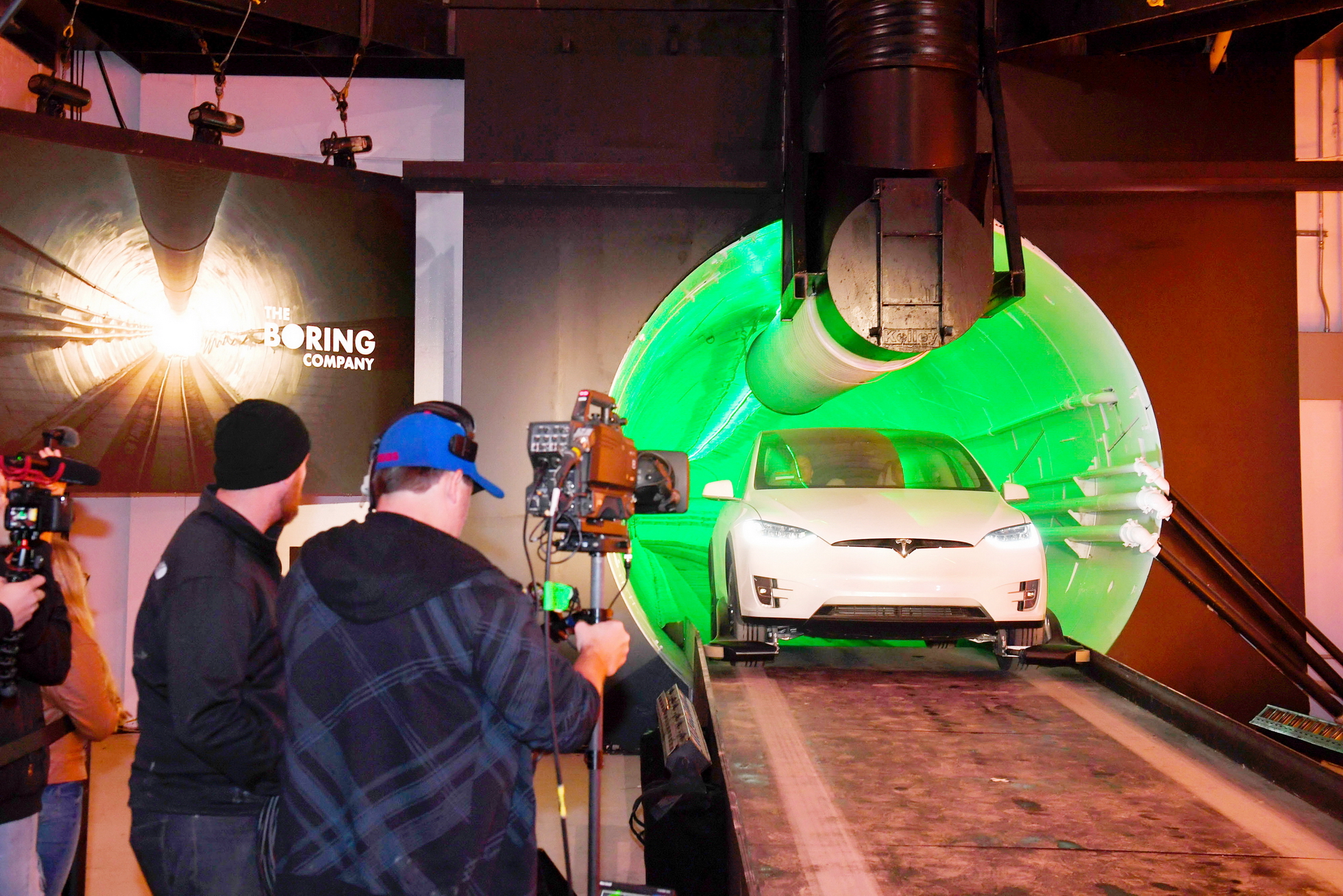 只有獲邀出席的嘉賓，才能乘坐Tesla電動車進入隧道體驗。（法新社圖片）