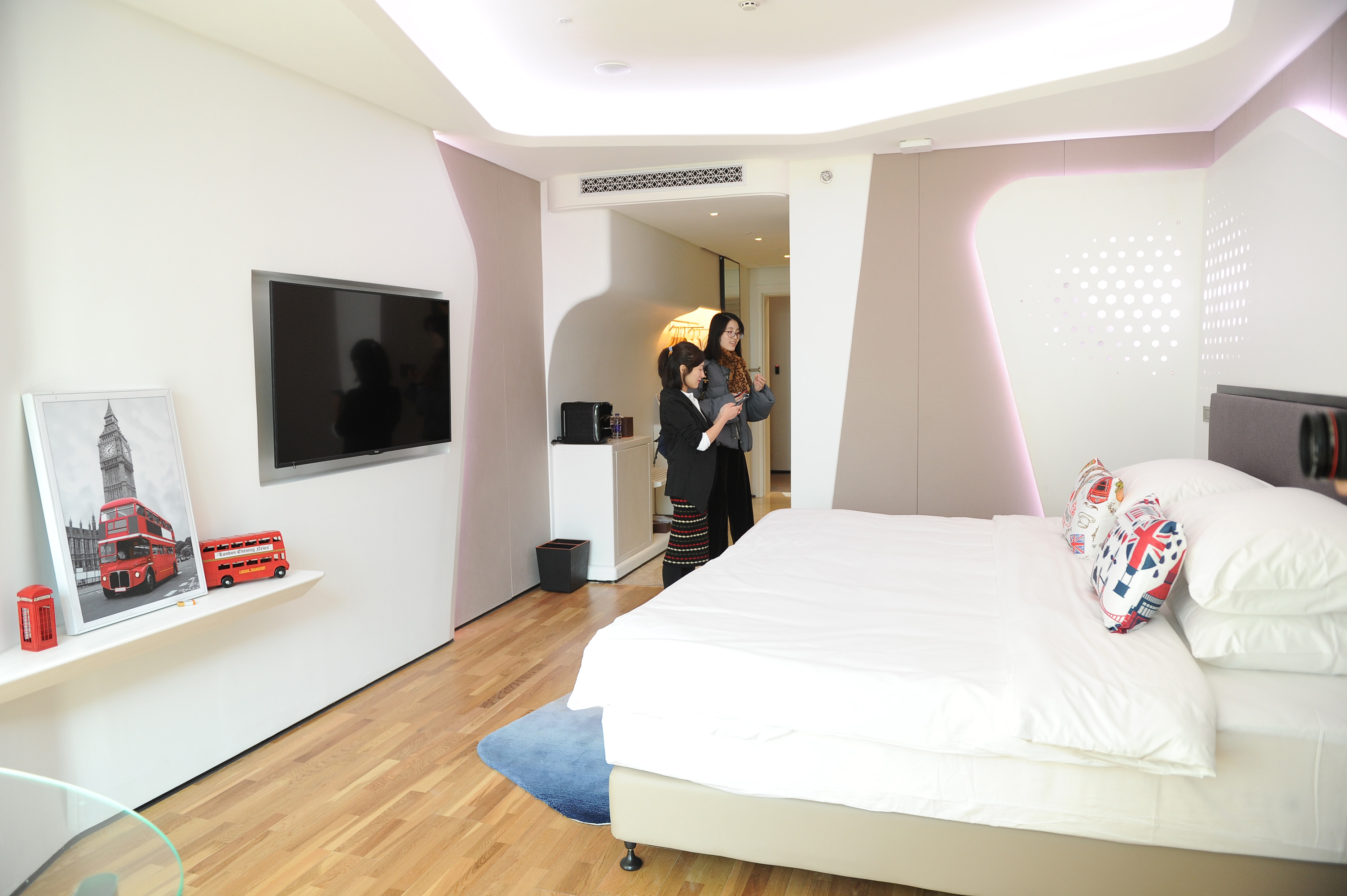 「菲住布渴」提供290間客房，住客進房後，可透過客房管家「天貓精靈智能音箱」，語音控制室內溫度、燈光，窗簾、電視等。（中新社圖片）