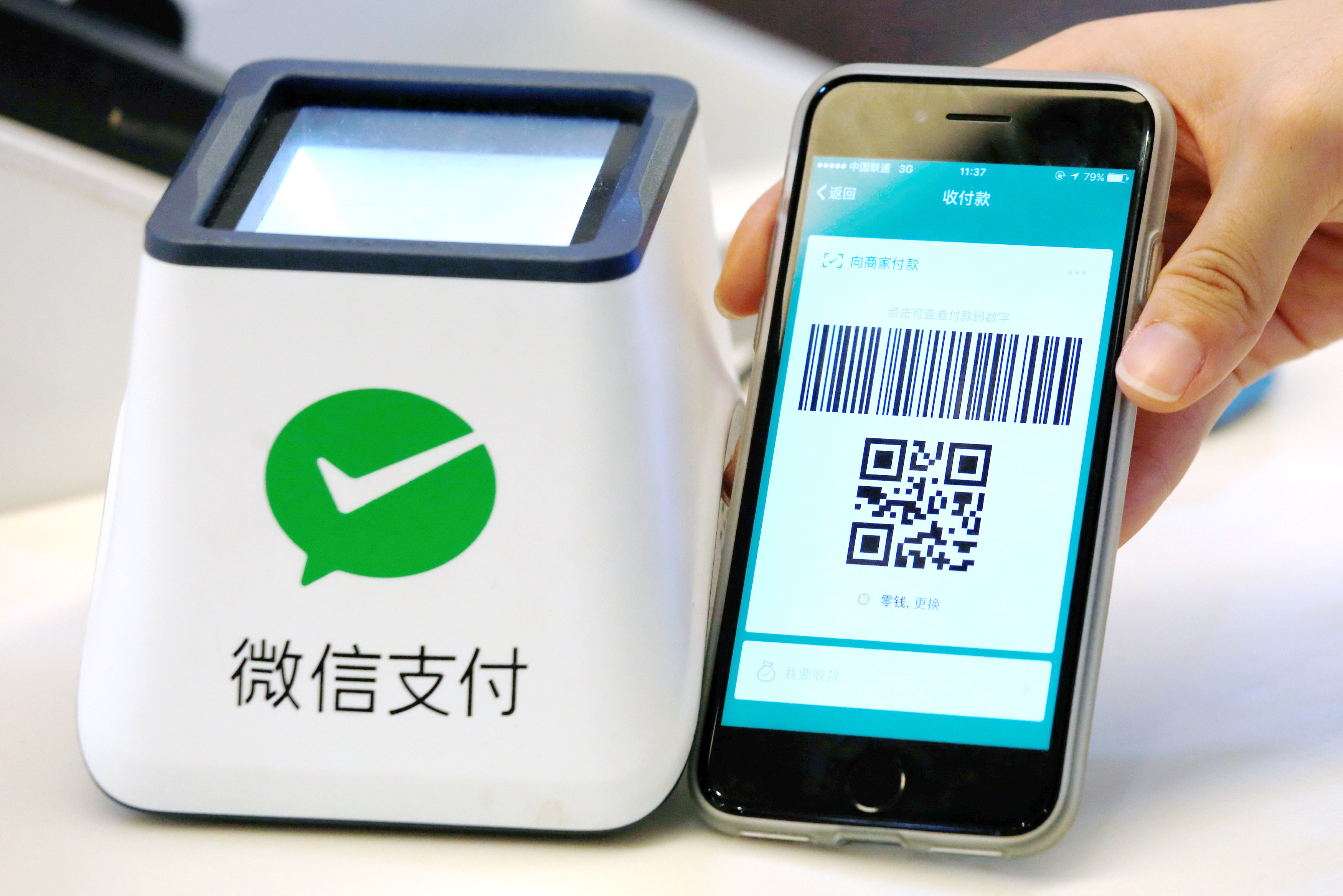WeChat Pay HK昨天亦宣布，成為首個支持內地線下商戶跨境支付的電子錢包。（路透資料圖片）