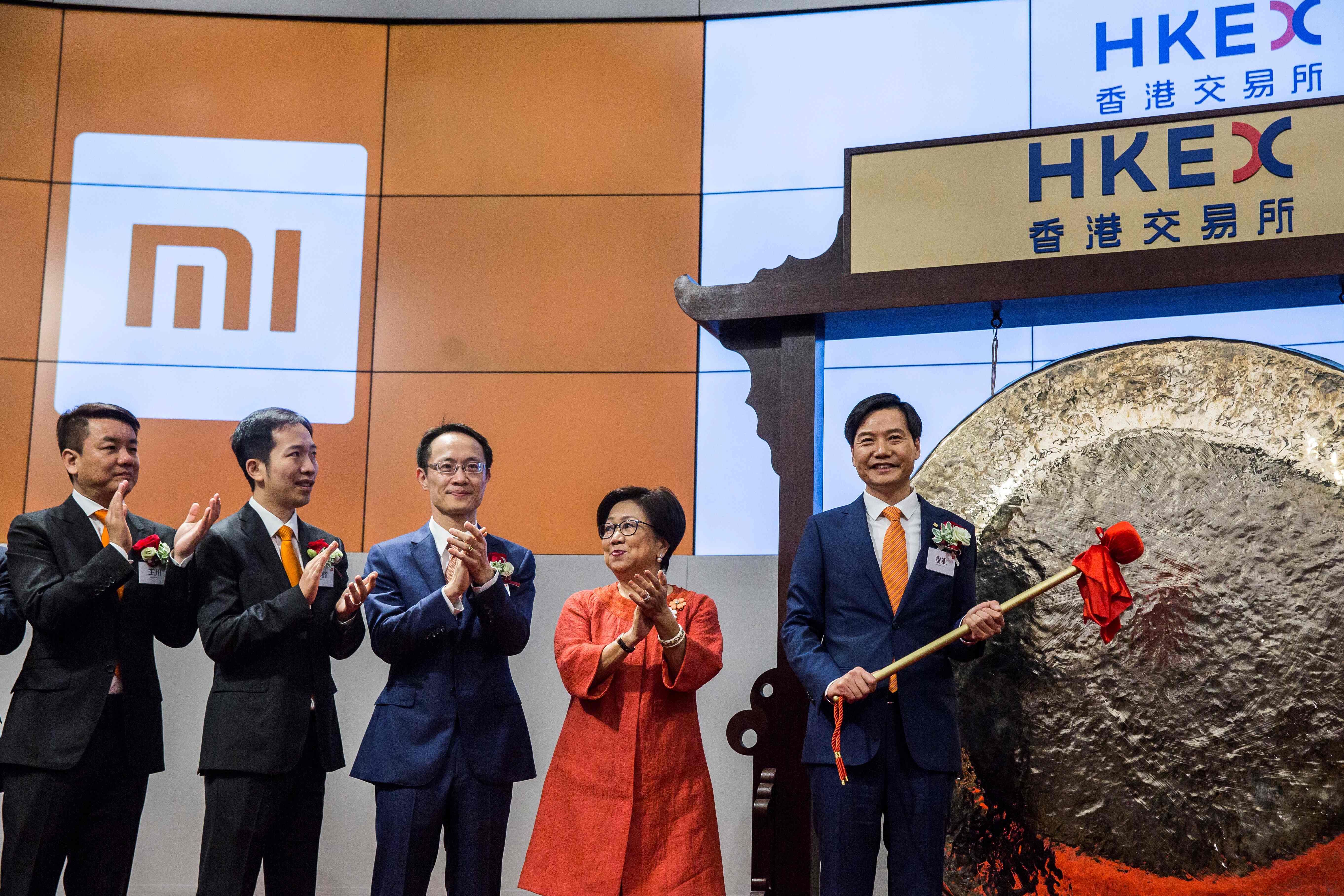 小米集團於7月9日掛牌，成為本港首家W股，上市當日已獲快速機制、納入恒生大中型股綜合指數成分股。（法新社資料圖片）