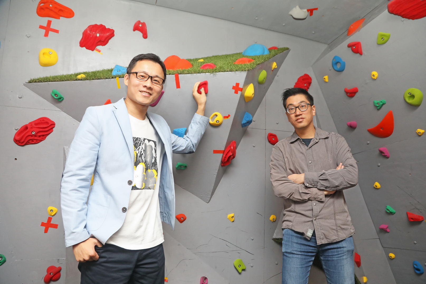 郭俊豪（左）本來任職於銀行IT部門，三年多前開始接觸Python，跟身邊的馮振華（右）成為朋友。（何澤攝）