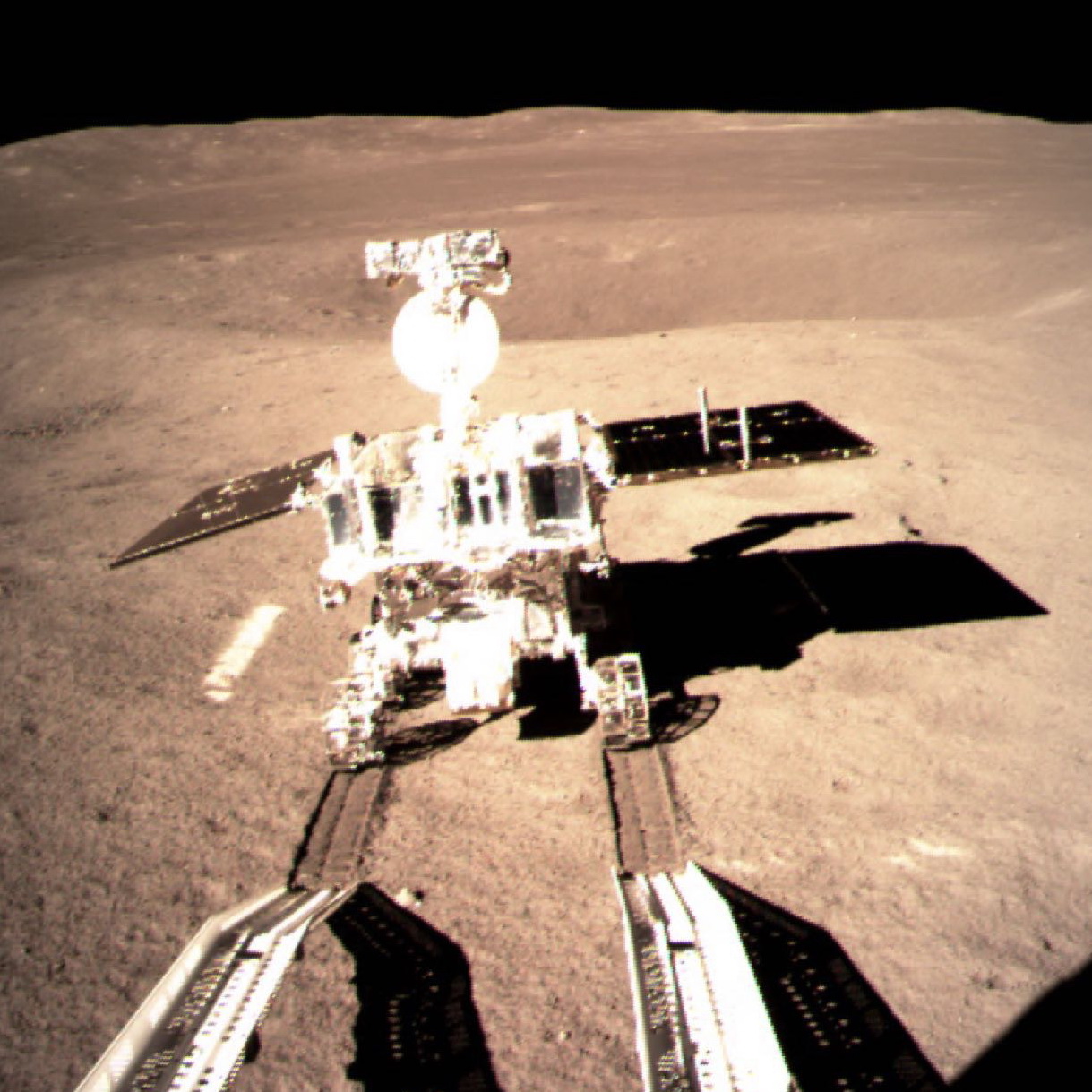 嫦娥四號着陸器監視相機C拍攝的着陸點南側月球背面圖像，傳回世界首張近距離拍攝的月背影像圖像。（中新社圖片）