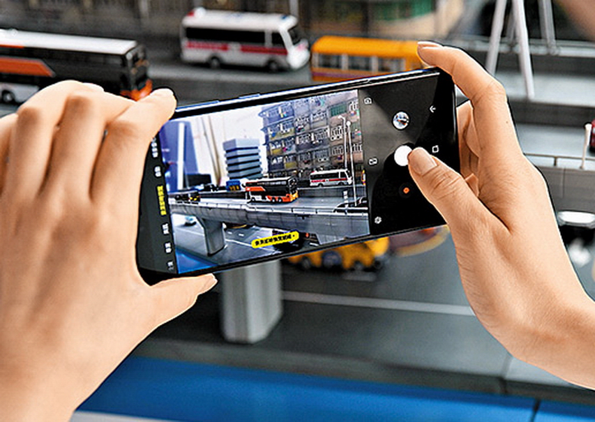 Samsung Galaxy A9以拍攝功能為重點，包括2400萬像素低光拍攝主鏡頭及景深鏡頭等。