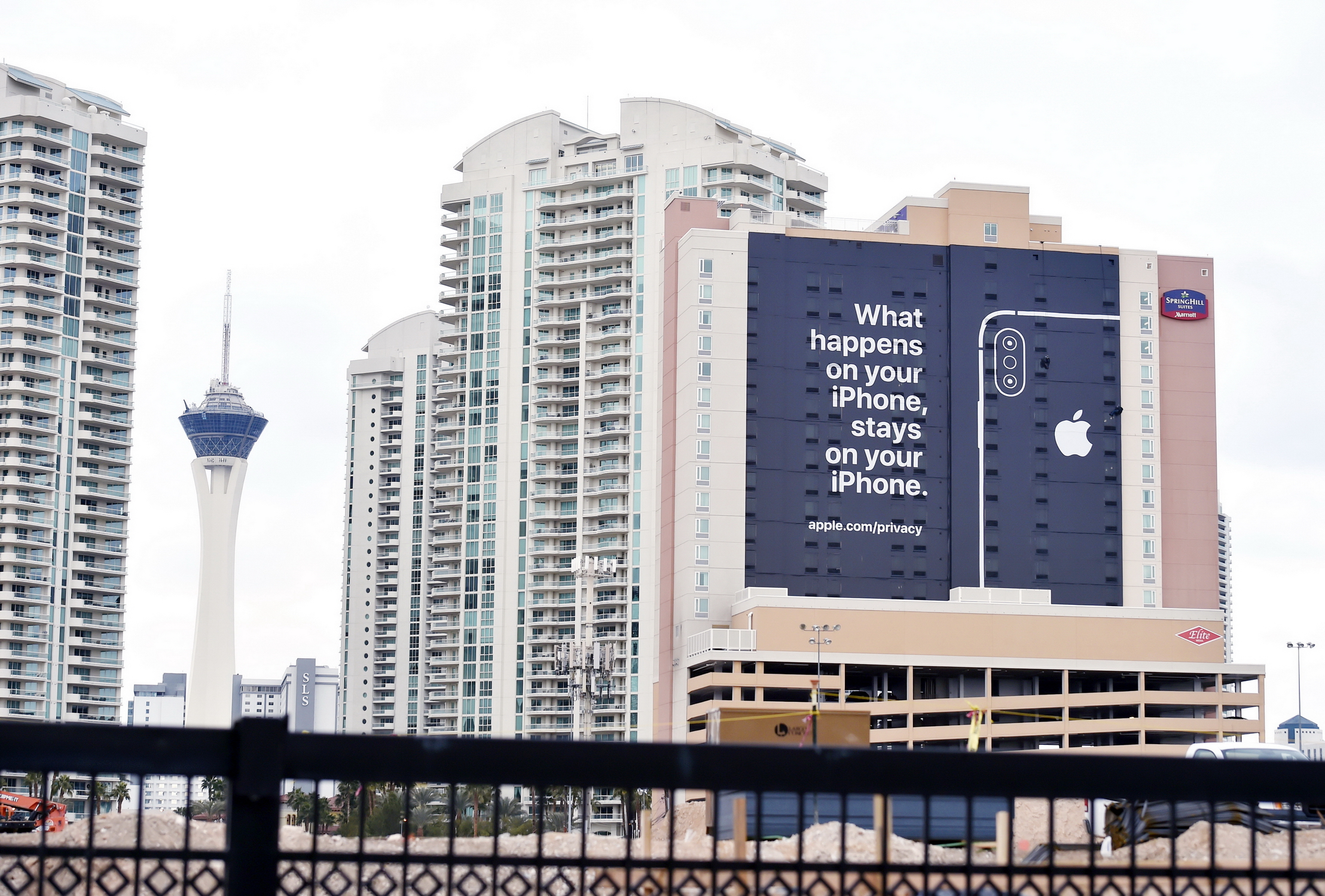 沒參展的蘋果在CES會場附近設13層樓高大型廣告，寫上「在你iPhone發生的事，只會留在你的iPhone」，強調蘋果產品着重私隱，明顯衝着Google和亞馬遜而來。（法新社圖片）