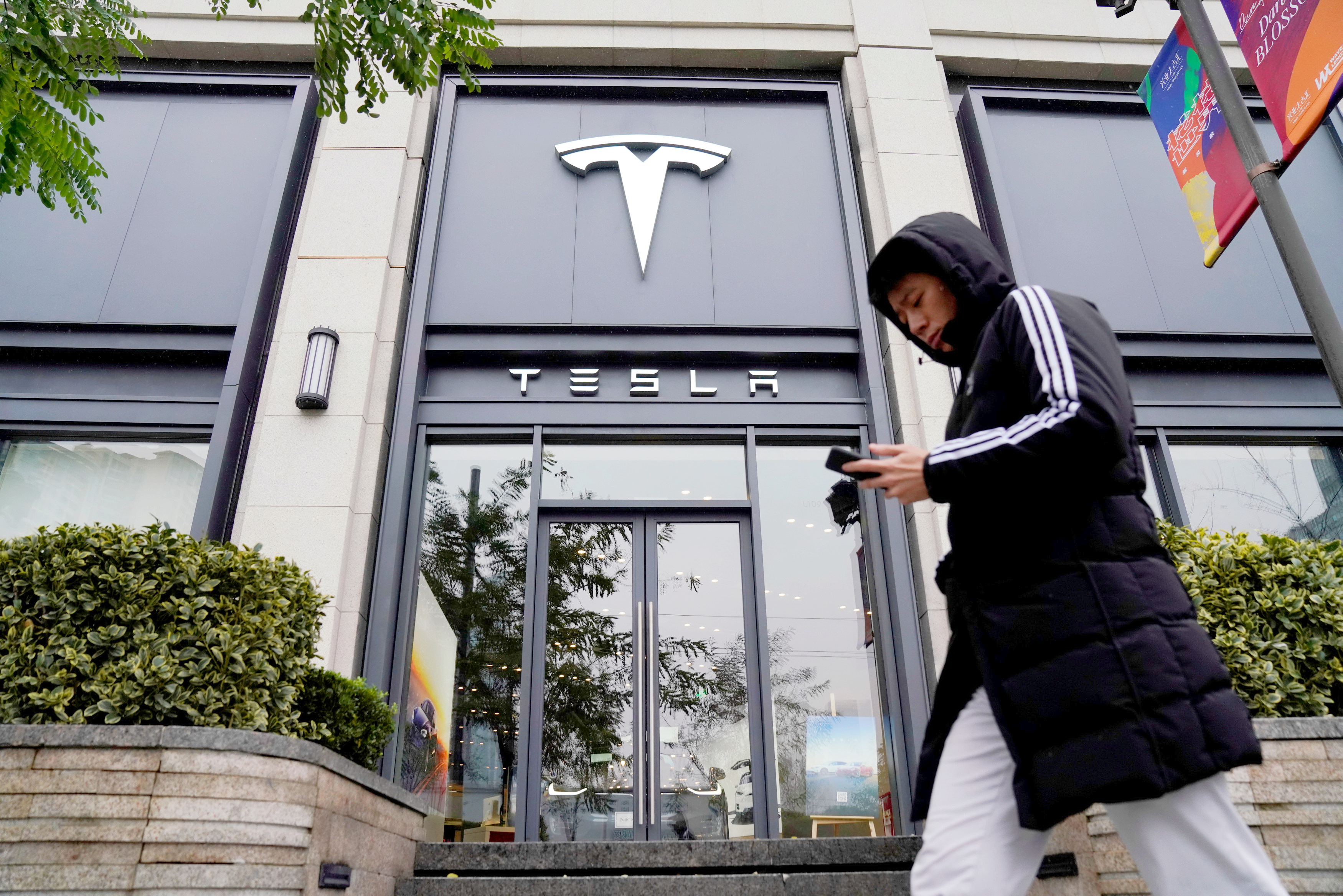 Tesla（特斯拉）在上海獨資設立廠房，今後不但能在中國免關稅賣車，更可節省大量生產和物流成本。（路透圖片）