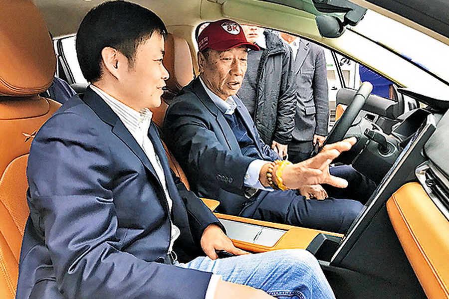 小鵬汽車投資者之一、鴻海董事長郭台銘（右）試駕小鵬G3。（受訪者提供圖片）