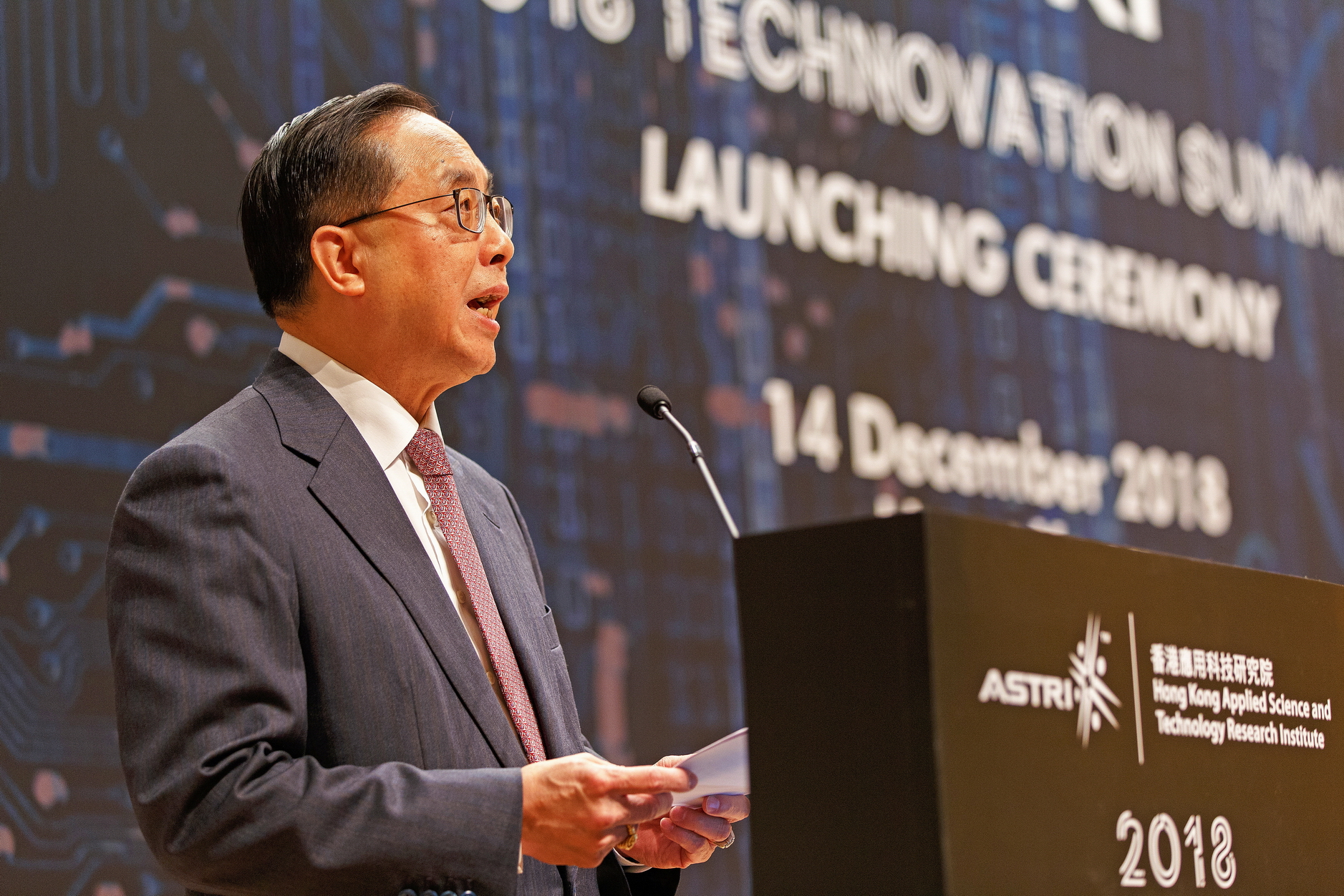 創新及科技局局長楊偉雄希望峰會能探討務實方案，令人工智能可以真正發展，而不需再蹉跎60年。