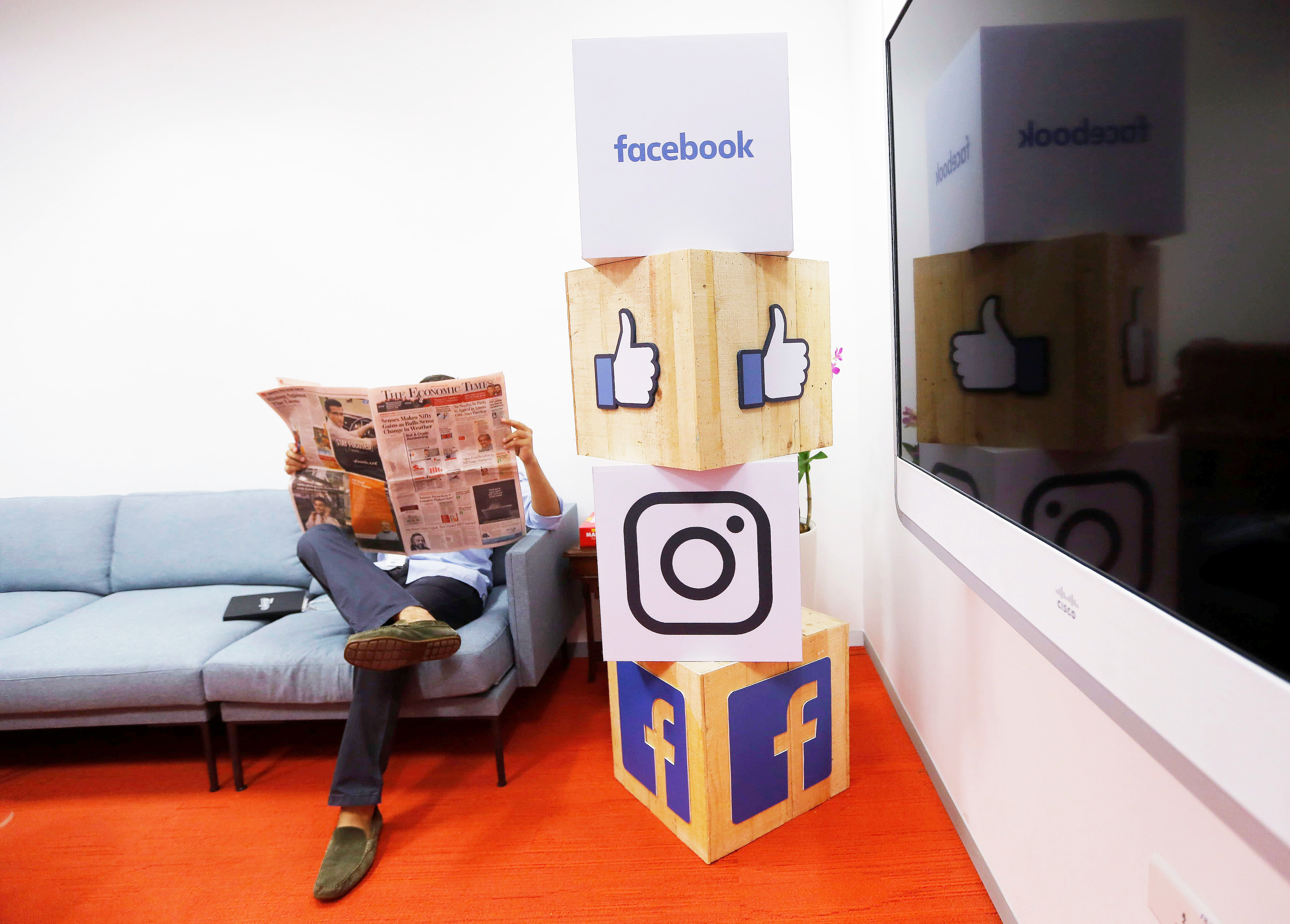 社交平台流傳大量假消息，FB未來3年將豪擲23.4億，設立基金撐起新聞行業。（路透資料圖片）