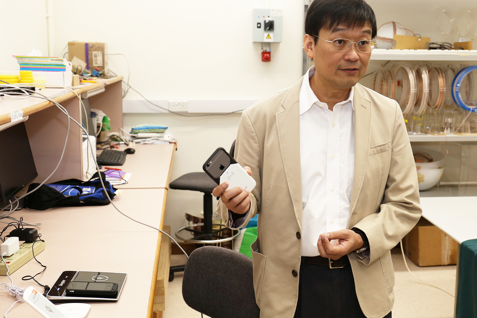 許樹源教授自1999年開始，已研究無線充電技術，他更擁有數十項專利。（港大官方圖片）