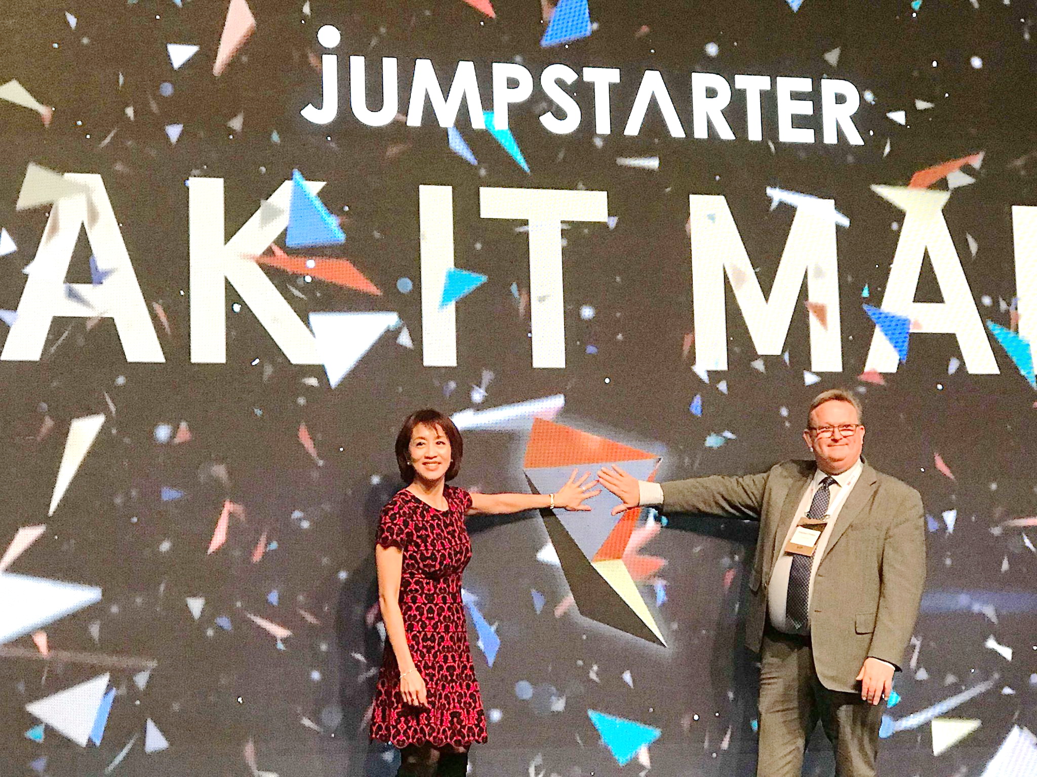 周駱美琪（左一）出席JUMPSTARTER創業盛典；旁為投資推廣署署長傅仲森。（朱美俞攝）