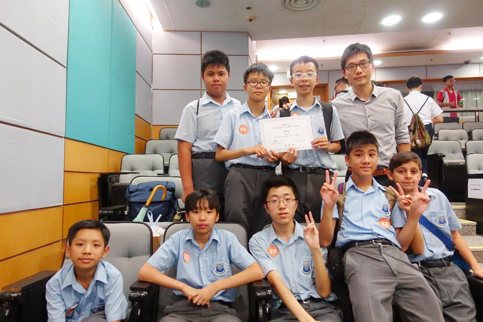關嘉晉（後排右二）與同學參加「3D機械人對抗賽」贏得優異獎。（受訪者圖片）