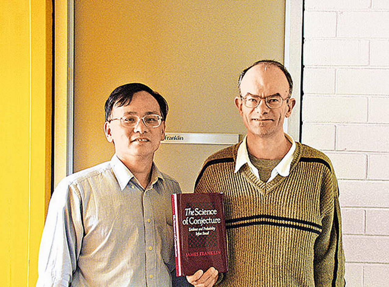 在研究路上，指導老師James Franklin（右）給了陳偉光（左）不少幫助。（受訪者圖片）