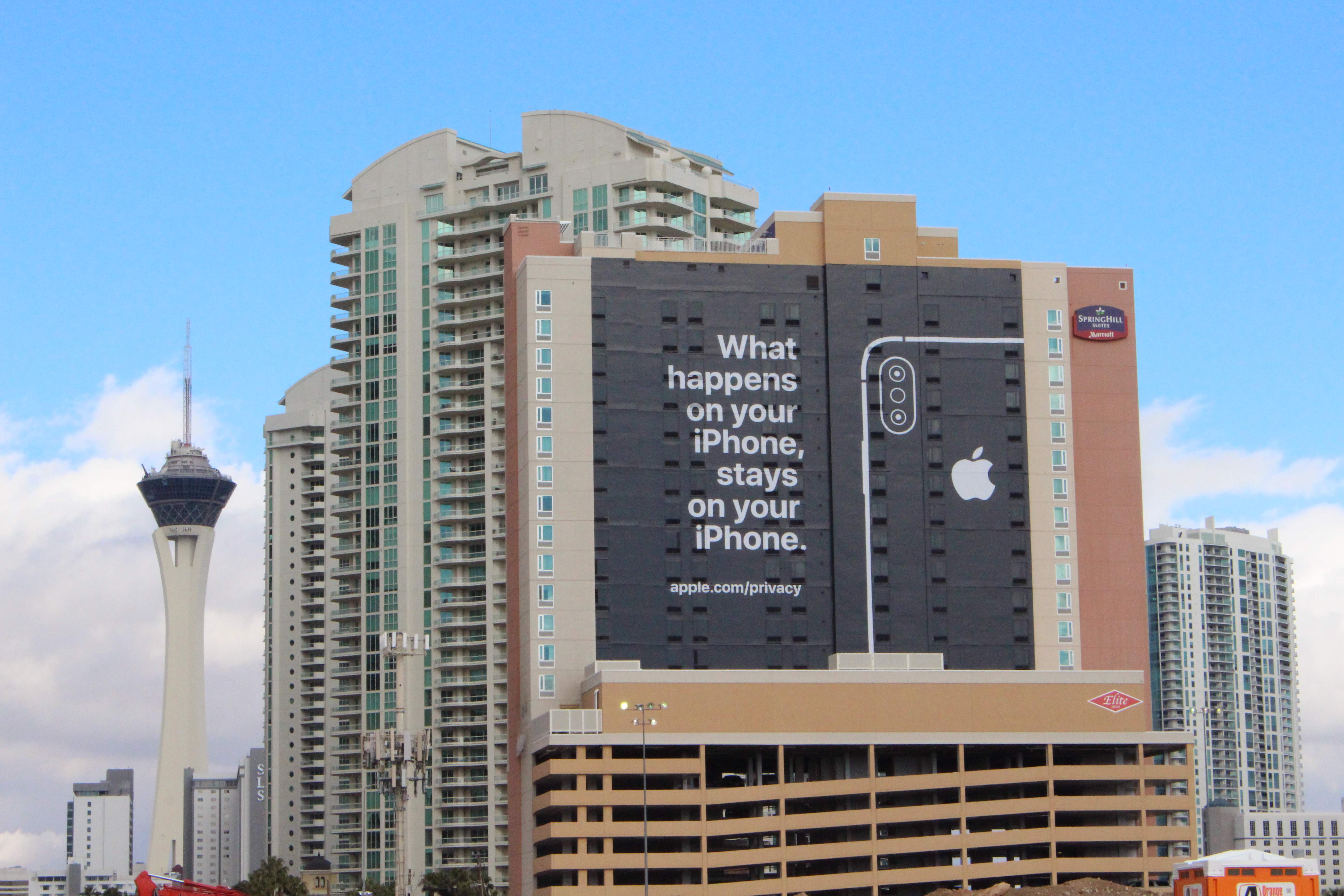 本月初舉行的國際消費電子展（CES）上，蘋果在會場附近刊登外牆廣告，強調重視用戶手機的私隱。（法新社資料圖片）