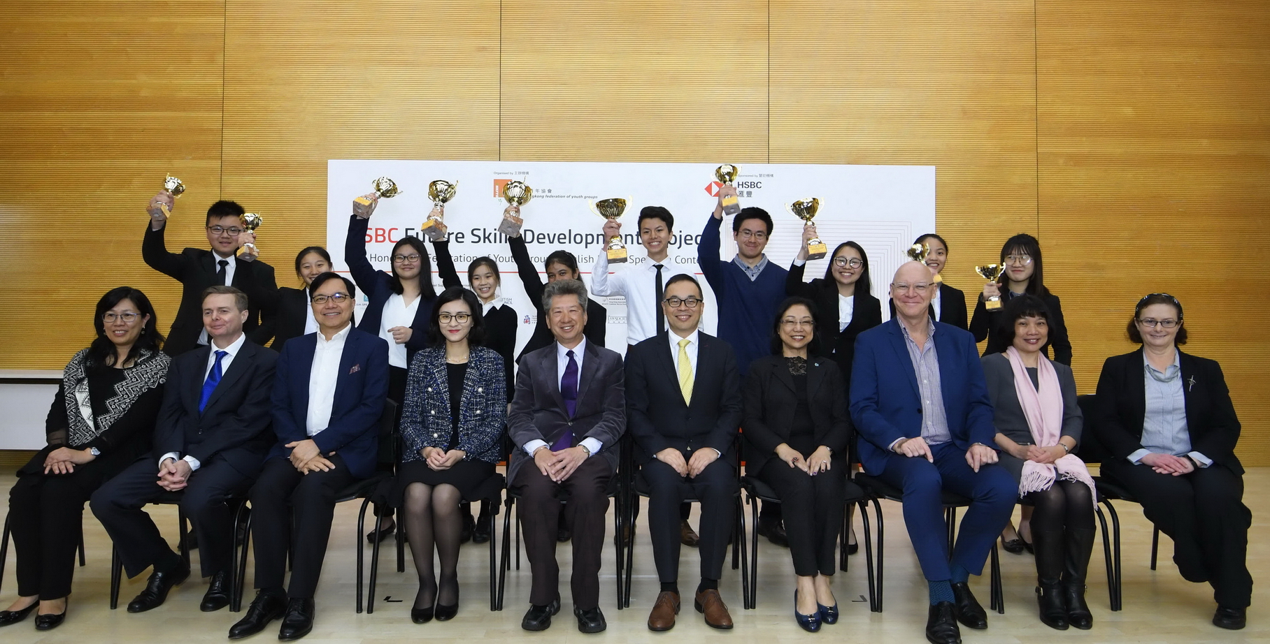 得獎學生、主禮嘉賓行政會議成員湯家驊（左五）、香港青年協會總幹事何永昌（左六）與評判合照。（青協圖片）