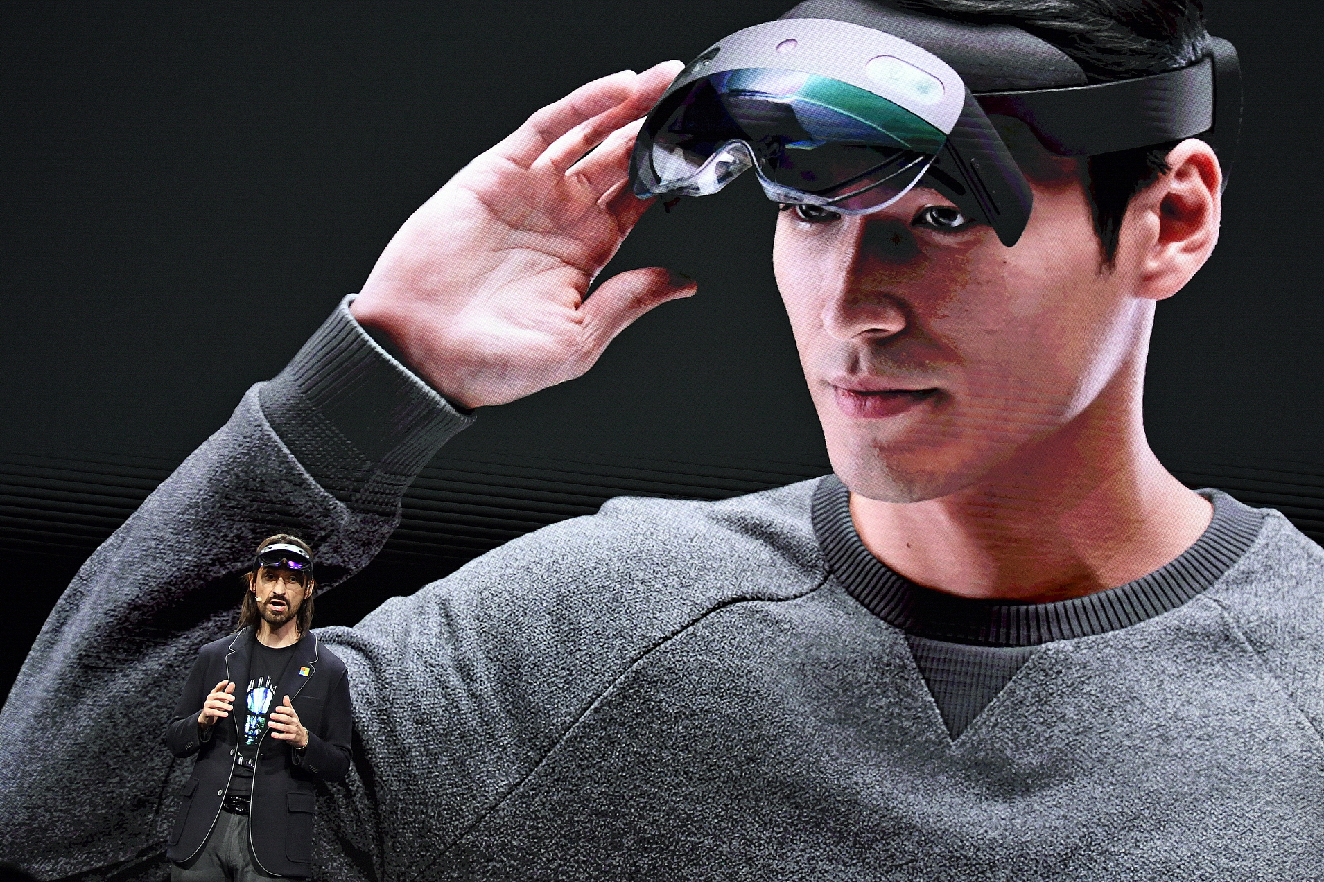 微軟周日在MWC上發布了結合混合實境的第二代HoloLens 護目鏡。（法新社圖片）