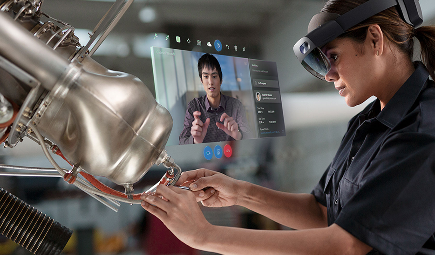 企業員工戴上HoloLens 2後， 眼前就會出現全息影像，適用於機械維修、醫療診斷等用途。（微軟圖片）