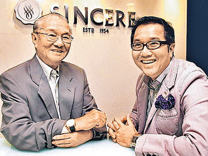 鄭廉威（右）早年接掌由父親鄭務然於一九五四年在新加坡創立的先施錶行。（受訪者提供）