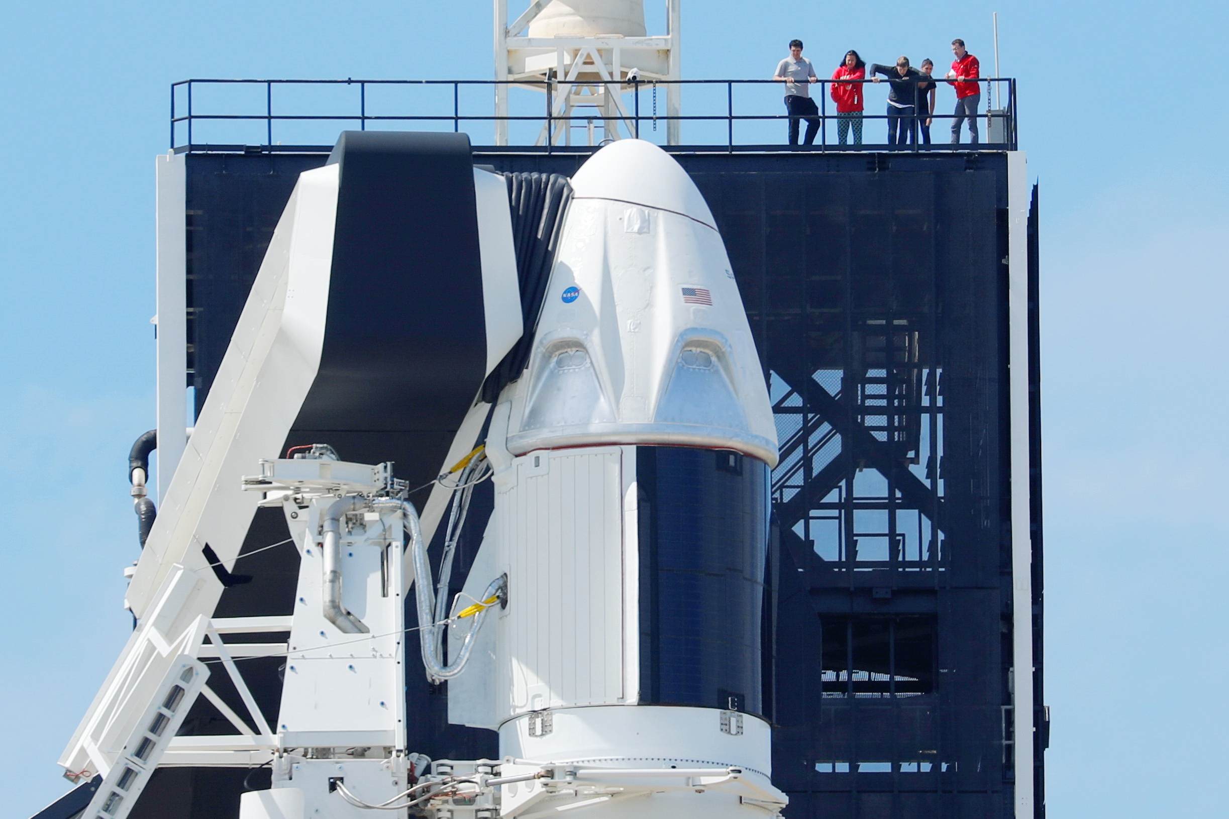 約4.9米高的「龍飛船2號」太空艙由獵鷹9號運載火箭驅進。（路透圖片）