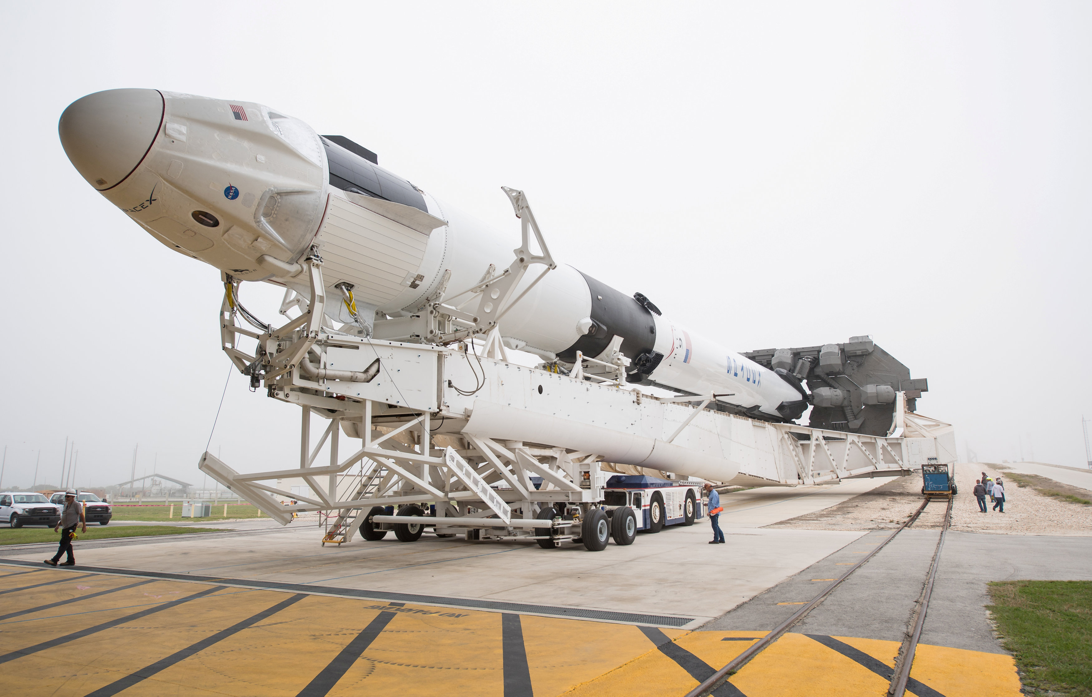 由獵鷹9號運載火箭驅進「龍飛船2號」，在佛羅里達州甘迺迪太空中心成功發射升空。（路透圖片）