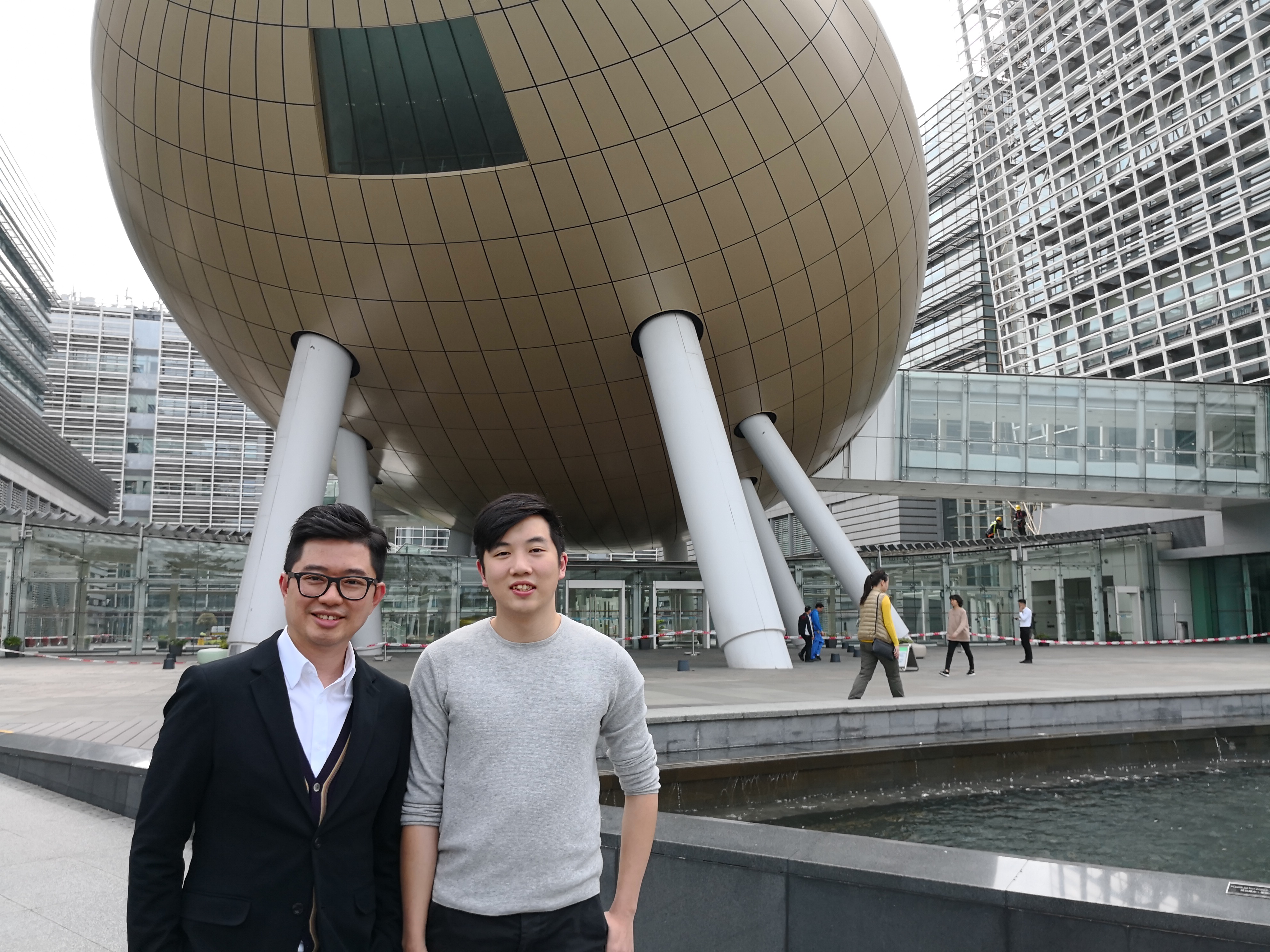 智信鏈金融科技創辦人兼首席執行長鄧志遠（左）去年成功於職業博覽聘得的軟件工程師邱梓康（右）。
