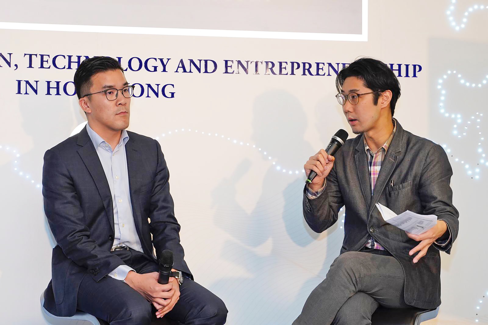 莫榮杰（左一）認為，港人優勢在於創新能力和國際觀；旁為尹思哲。（香港科技園圖片）