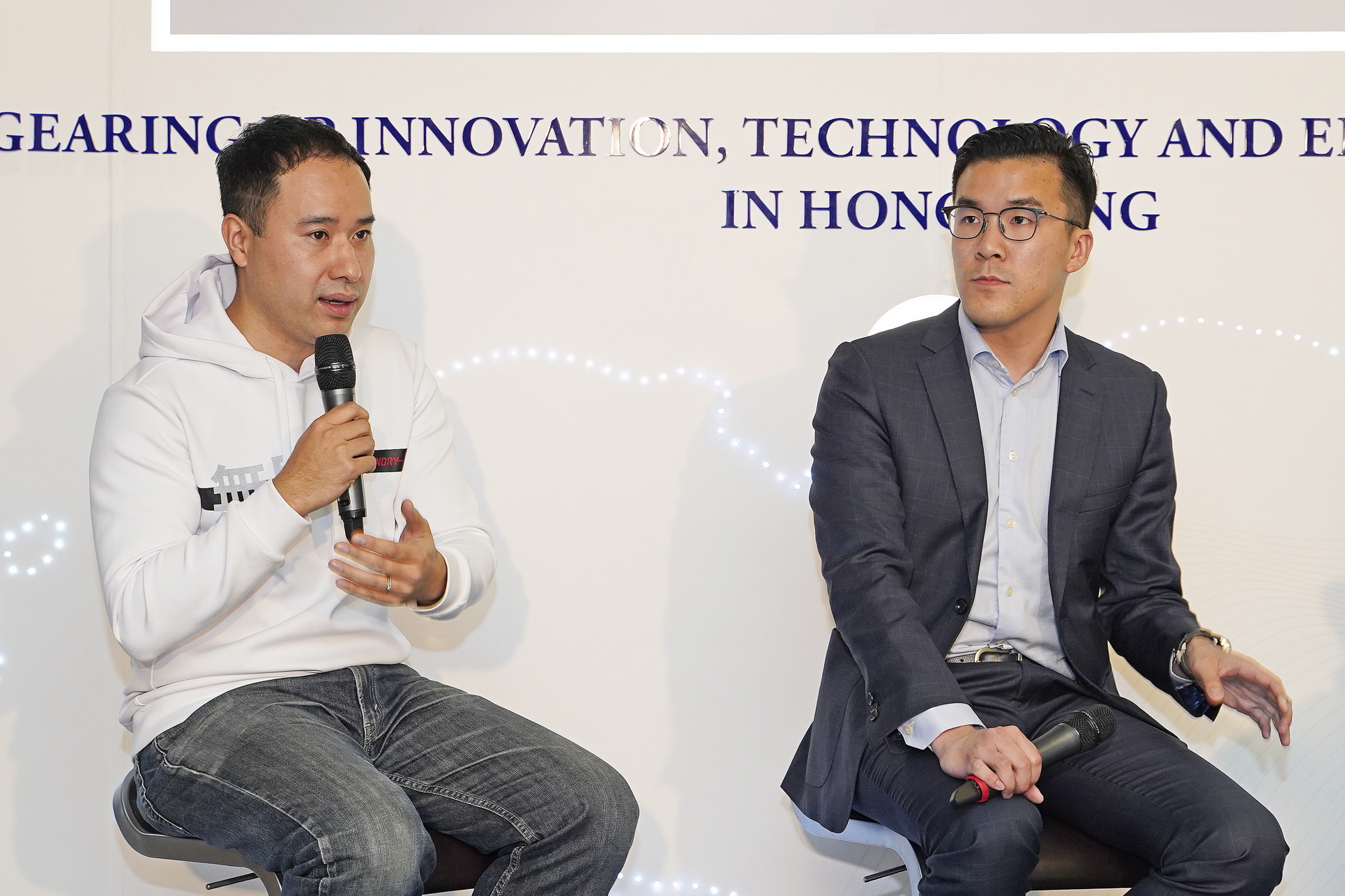 酷飛創新科技總經理兼聯合創辦人馬頌棋（左）與ISTOP品牌創辦人莫榮杰（右）分享在大灣區創業的心得。
