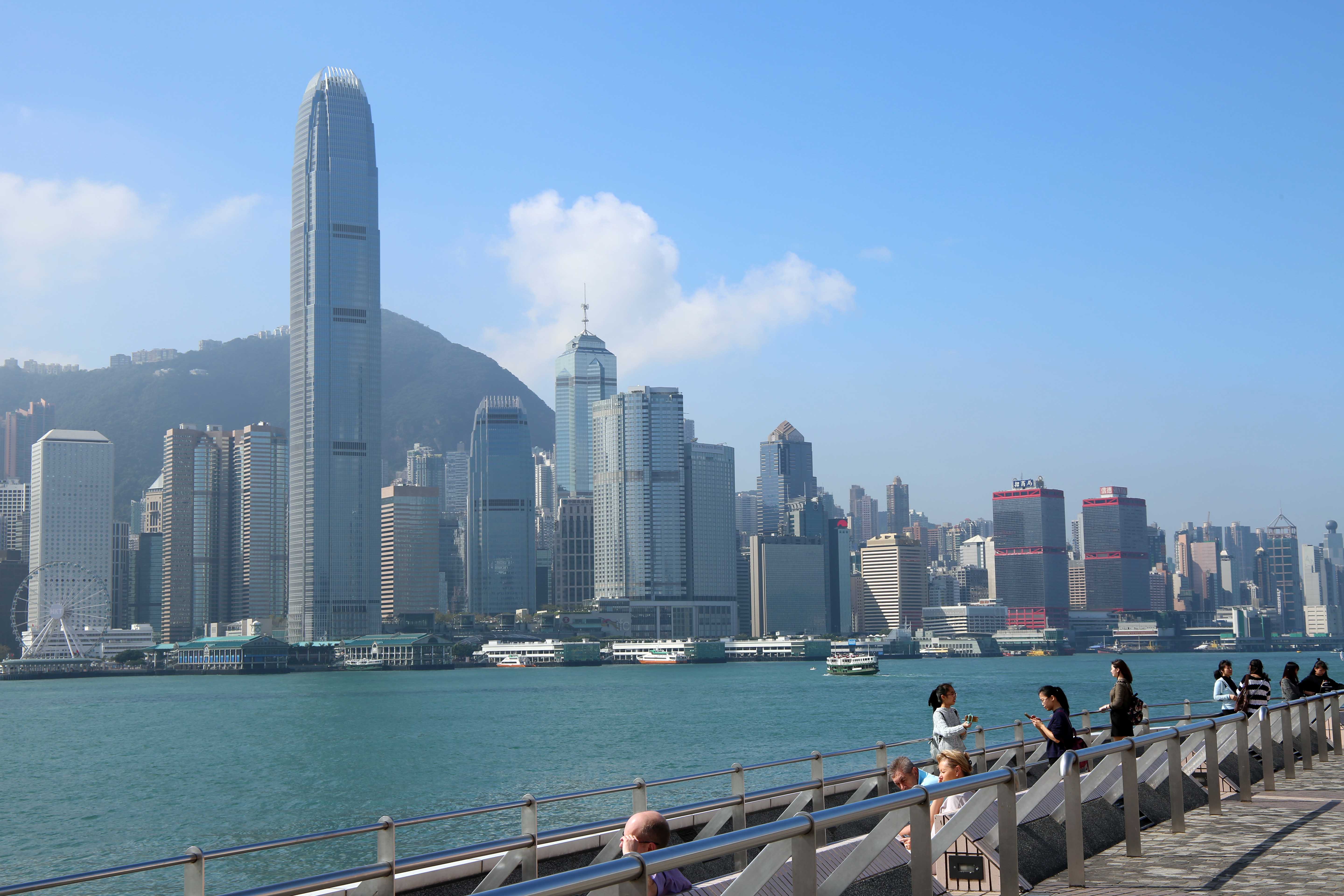 總商會期望當局推出更多措施，例如稅務優惠，以進一步增加香港作為企業地區總部的吸引力。（中通社資料圖片）