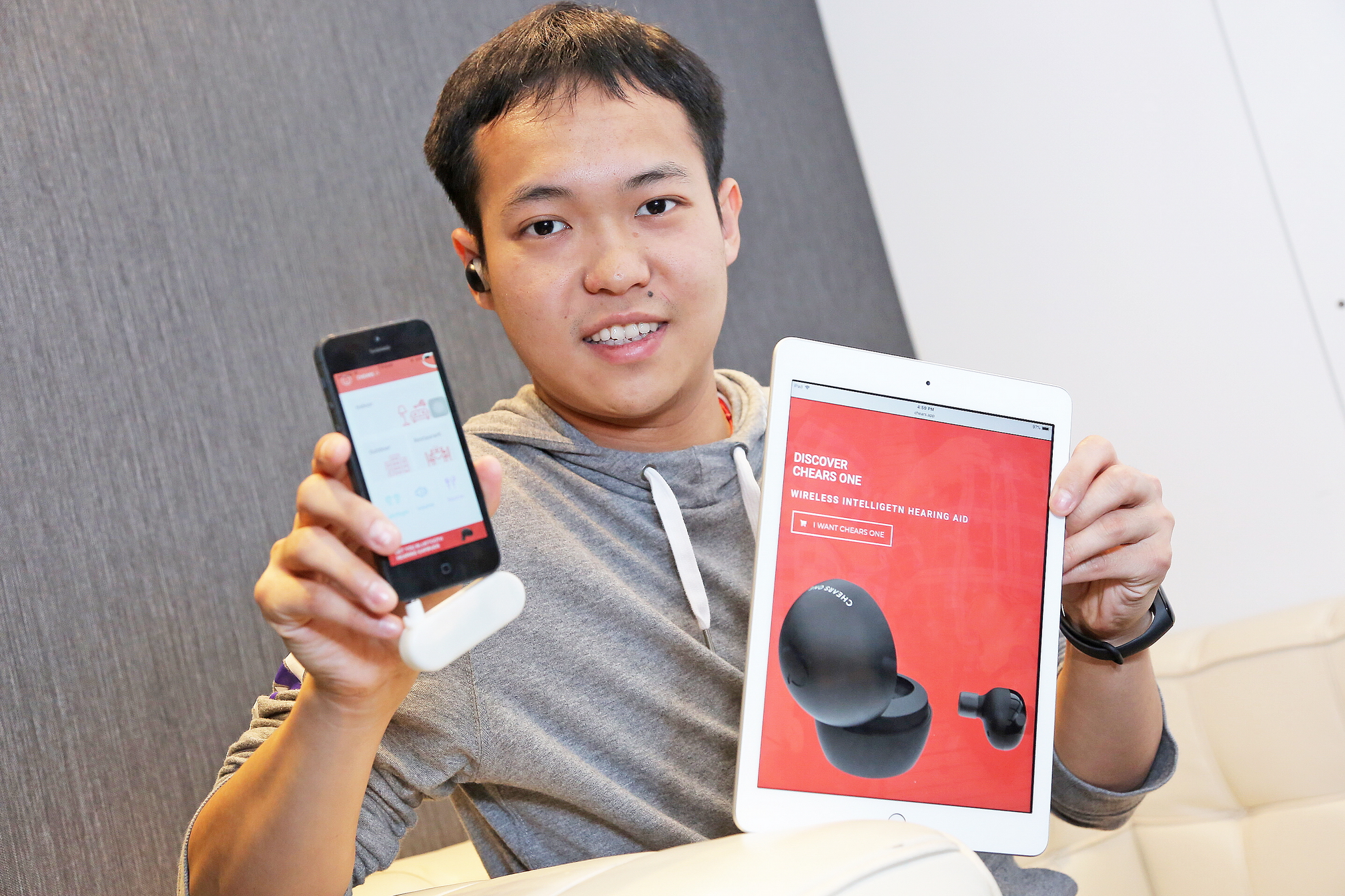 文智輝研發的智能助聽器軟件CHEARS曾贏得獎項，與之配搭的低延遲藍牙耳機套裝CHEARS ONE近日在Kickstarter眾籌成功。（黃潤根攝）