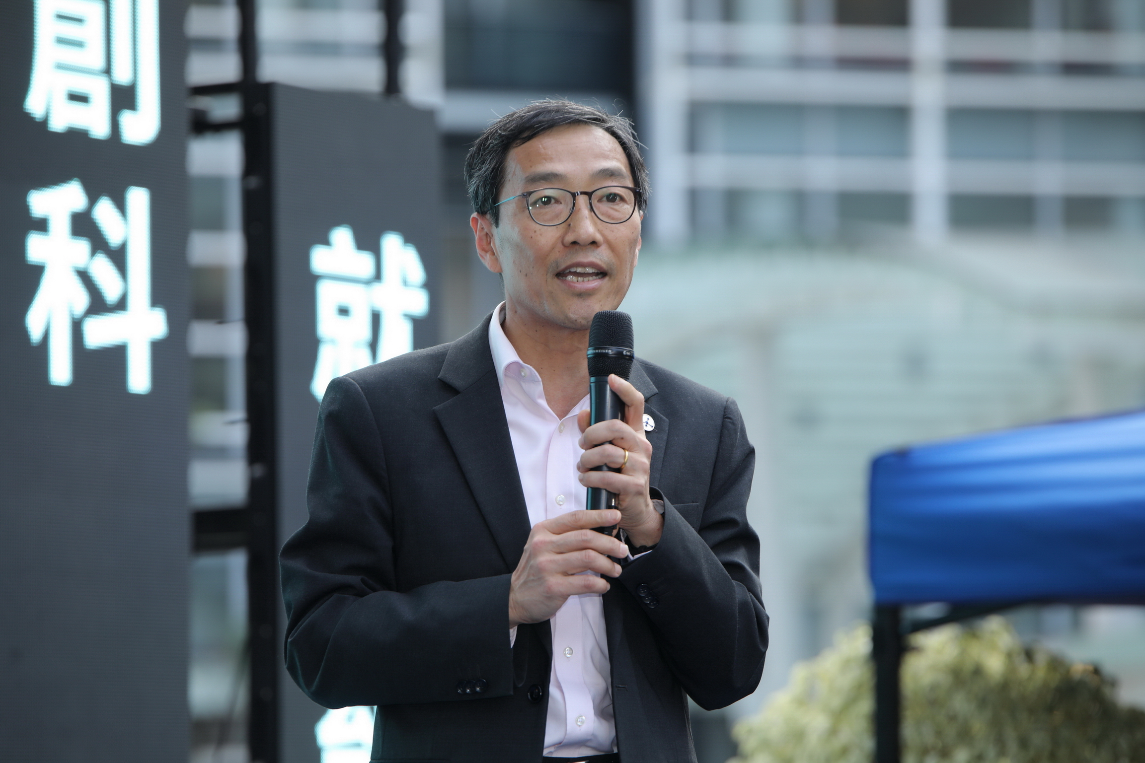 香港科技園公司行政總裁黃克強介紹為科技公司新增的投資支援服務。