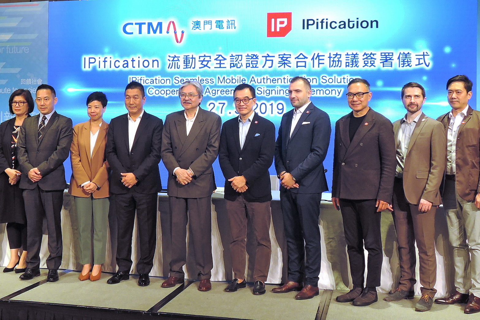 BVL昨跟CTM簽訂合作協議，令澳門成為IPification這項技術的全球首發市場；（左五）BVL主席曾俊華及CTM行政總裁潘福禧（左四）出席簽署儀式。（陳子健攝）