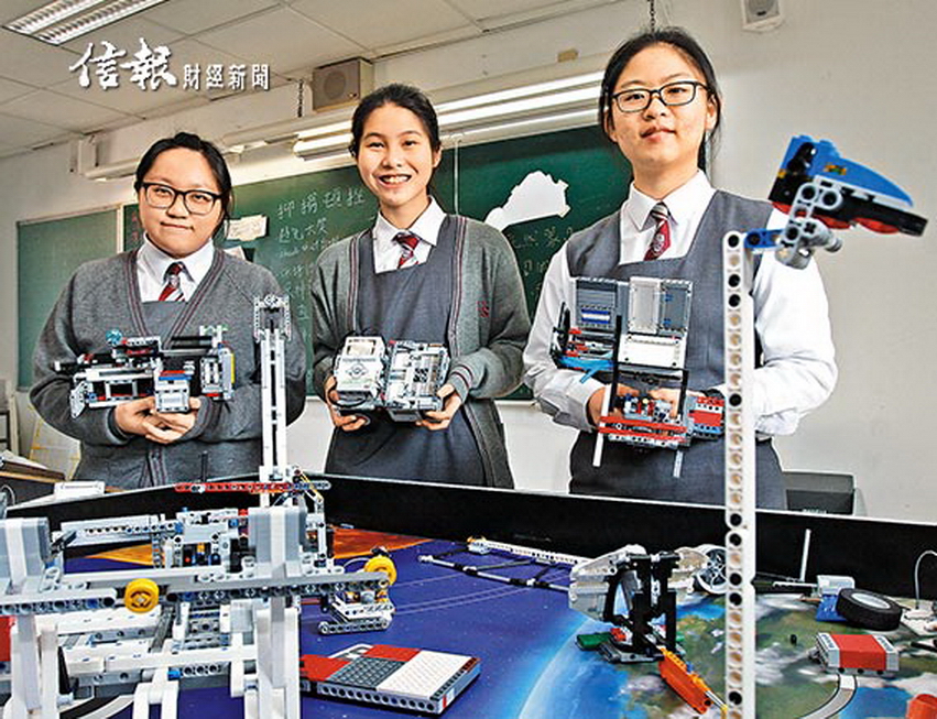左至右：蘇彥彤、張顥薰、蔡易津介紹獲獎機械人的設計。（吳楚勤攝）