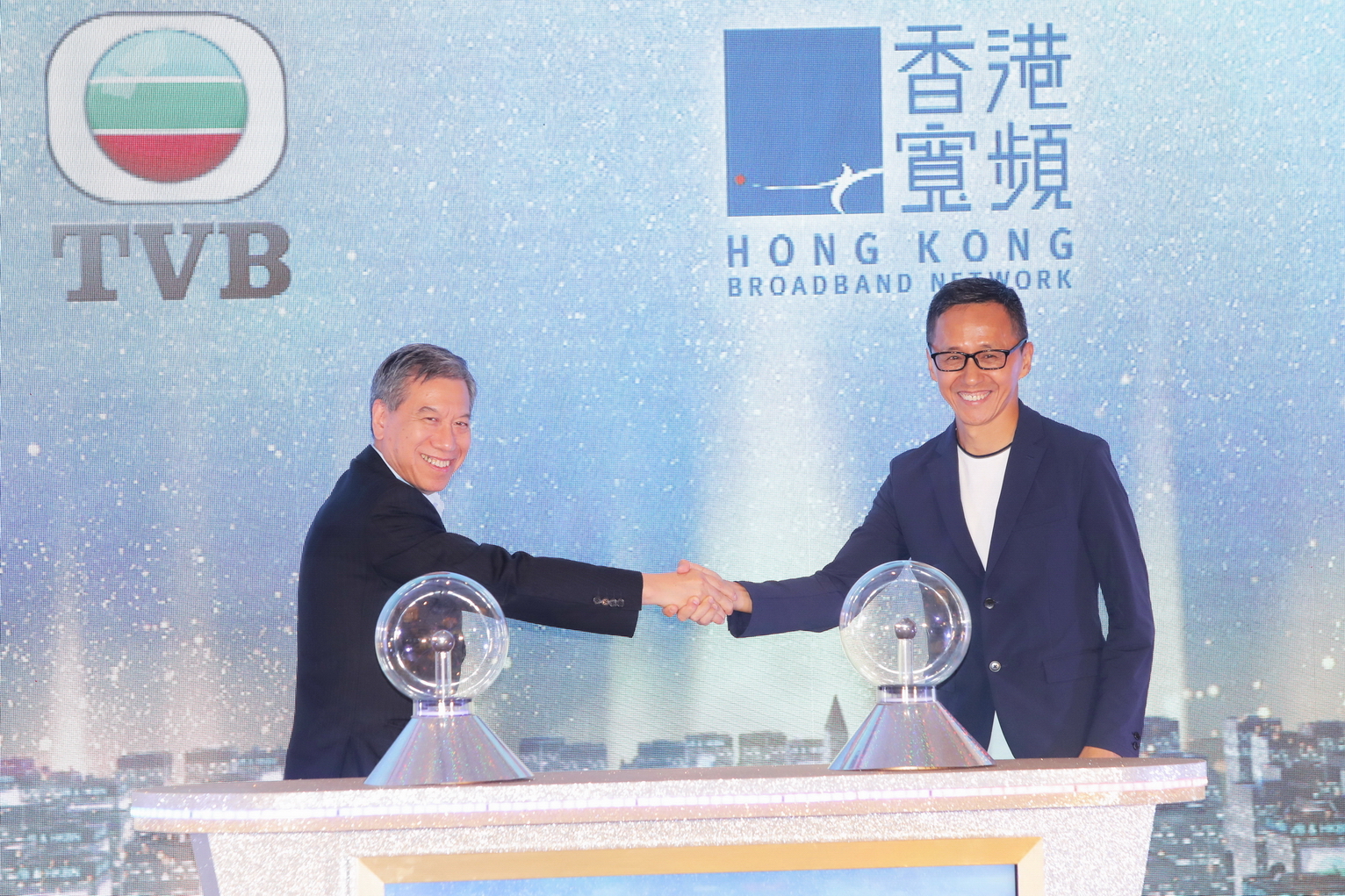 TVB與香港寬頻擴大策略性合作，李寶安（左）及楊主光（右）昨一同出席發布會。（黃俊耀攝）