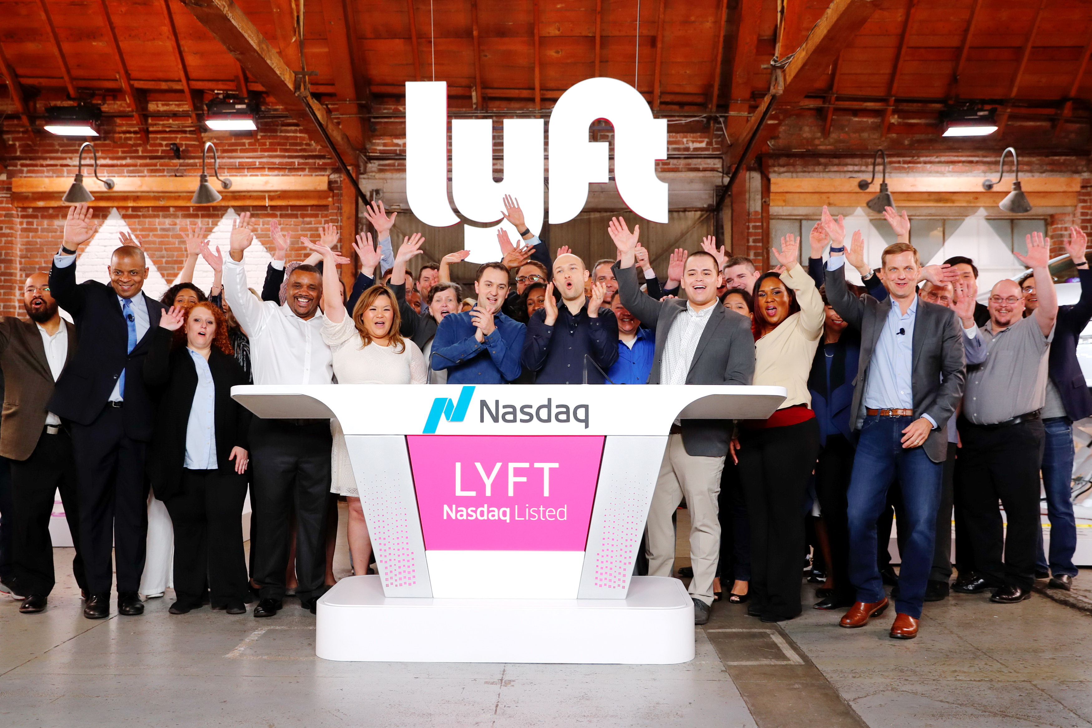 Lyft兩名創辦人齊默及格林周五參與開市敲鐘儀式，慶祝其公司上市。（路透圖片）